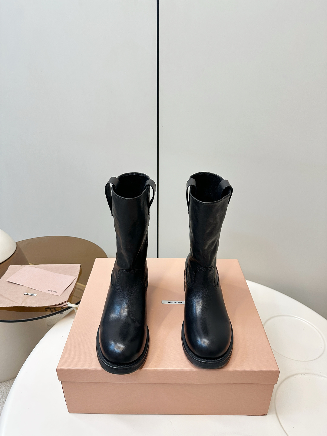 NO:593116,Miu Miu 2026 spring and summer catwalk style pile boots, slip-on short boots Miu Miu 2026 spring and summer series pile boots, the boots have natural pleats, are lazy and casual, and the half-inside design is light and not bulky, perfect for autumn and winter wear.  The insole is soft and very comfortable to wear for a long time. It is suitable for Citywalk or daily outings. Inspired by the fusion of workplace and daily life, it is both strong and soft, practical and fashionable. It is one of the highlight items of this season!  The fabric is made of washed cowhide fabric. The original open-molded rubber sole is non-slip and wear-resistant. The size is 35-40 (customized at 40.41), boots, miumiu, boots, cowhide19860909MiuMiu 2026春夏走秀款堆堆靴 一脚蹬短靴 Miu Miu 2026春夏系列堆堆靴,靴筒自然褶皱,慵懒随性,半内里设计轻薄不臃肿,秋冬穿搭氛围感满分艹. 鞋垫柔软,长时间穿也很舒适,Citywalk或日常出街都很合适.灵感融合职场与日常,刚柔并济,实用又时髦,是本季亮点单品之一！ 面料采用水洗牛皮面料 原版开模橡胶鞋底防滑耐磨 码数35-40（40.41订做）,靴子,miumiu,boots,cowhide,Women's Shoes