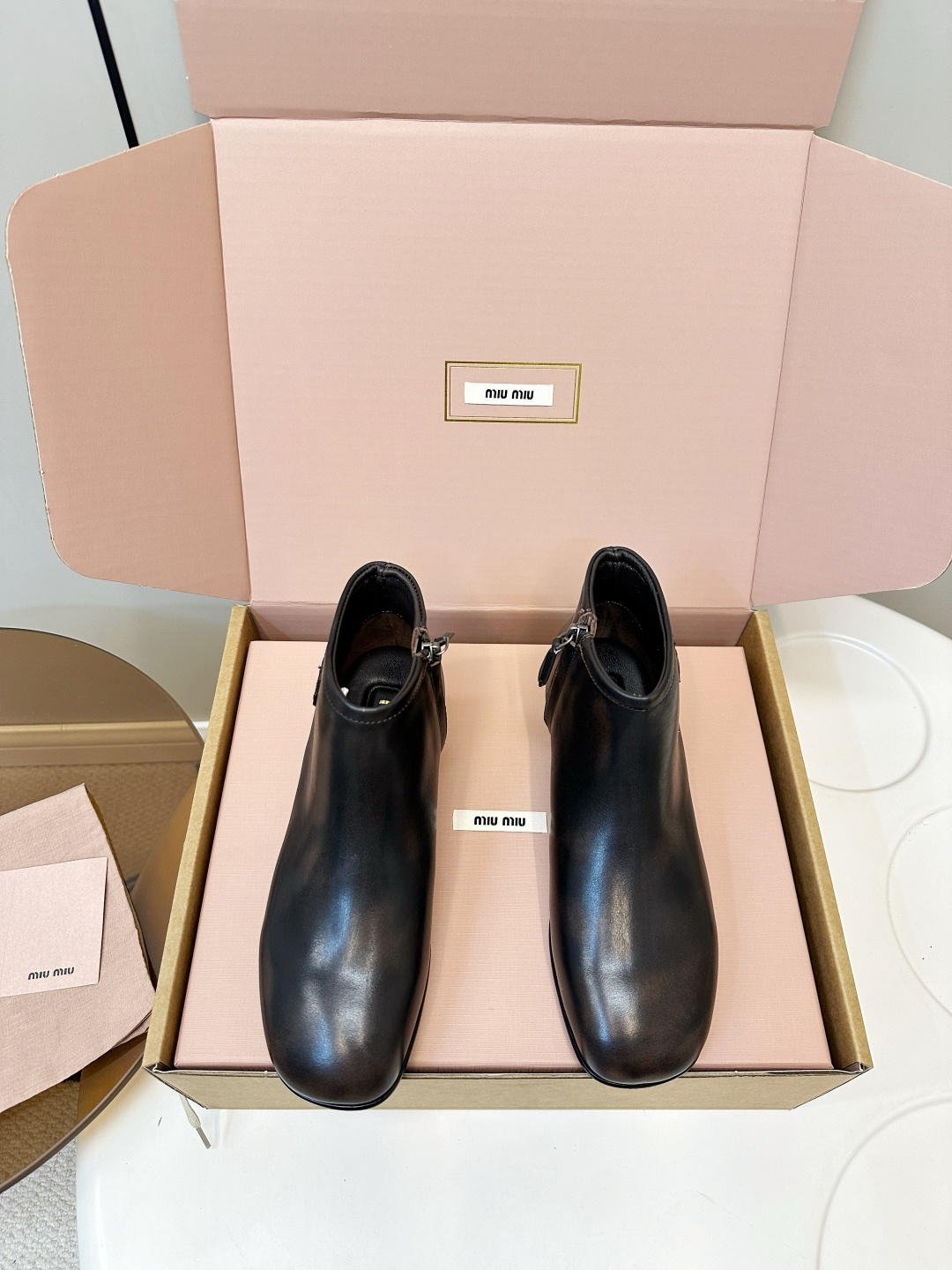 NO:627729,MiuMiu handsome nude boots Chelsea short boots perfectly outline the lines, a pair of shoes that can make your femininity explode. Imported calfskin material, sheepskin lining, exquisite design, imported genuine leather outsole + inner rubber base, more non-slip and wear-resistant, textured original packaging accessories size 35-39 (customized at 40.41), boots, miumiu, boots, cowhide, sheepskin, Leather  soles19860909MiuMiu 帅气裸靴 切尔西短靴 完美勾勒线条,受不了吃土也要冲,一双能让女人味爆发的鞋子 进口小牛皮材质, 内里垫脚羊皮,精品设计, 进口真皮大底+内歁橡胶底座,更防滑耐磨, 质感原版包装配件 size 35-39（40.41订做）,靴子,miumiu,boots,cowhide,sheepskin,Leather soles,Women's Shoes