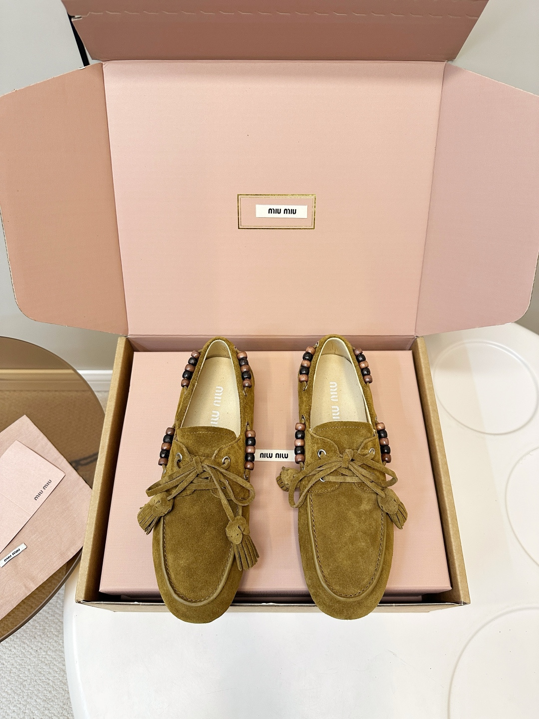 NO:593112,Top quality (airplane box) MiuMiu/Miu Miu 2025ss Autumn and Winter Famous Style Loafers New for Autumn Beaded Suede Loafers with Tassels Medieval Beauty The new version of suede loafers is not basic. The beaded design has a retro Zen feel. You must have Ha V this autumn. This timeless suede leather driving shoe is decorated with embossed Miu micro-label retro beading design, showing a unique classic style.  High-quality deerskin upper, rubber outsole, suede lining, size 35-40 (customized for 40, 41), loafers, miumiu, loafers, chamois leather19860909顶级品质（飞机盒） MiuMiu/缪缪2025ss秋冬 名族风 乐福鞋 秋上新 串珠麂皮流苏乐福鞋 中古美感 新版型麂皮乐福鞋不基础 串珠设计带着一点复古的禅意的感觉 这个秋天一定要拥有哈V 这款永不过时的反绒皮驾车鞋饰有压花Miu微标复古串珠设计,彰显别具一格的经典格调. 鞋面优质鹿皮 大底橡胶大底 内里绒面革 码数35-40（40、41订做）,乐福鞋,miumiu,loafers,chamois leather,Women's Shoes