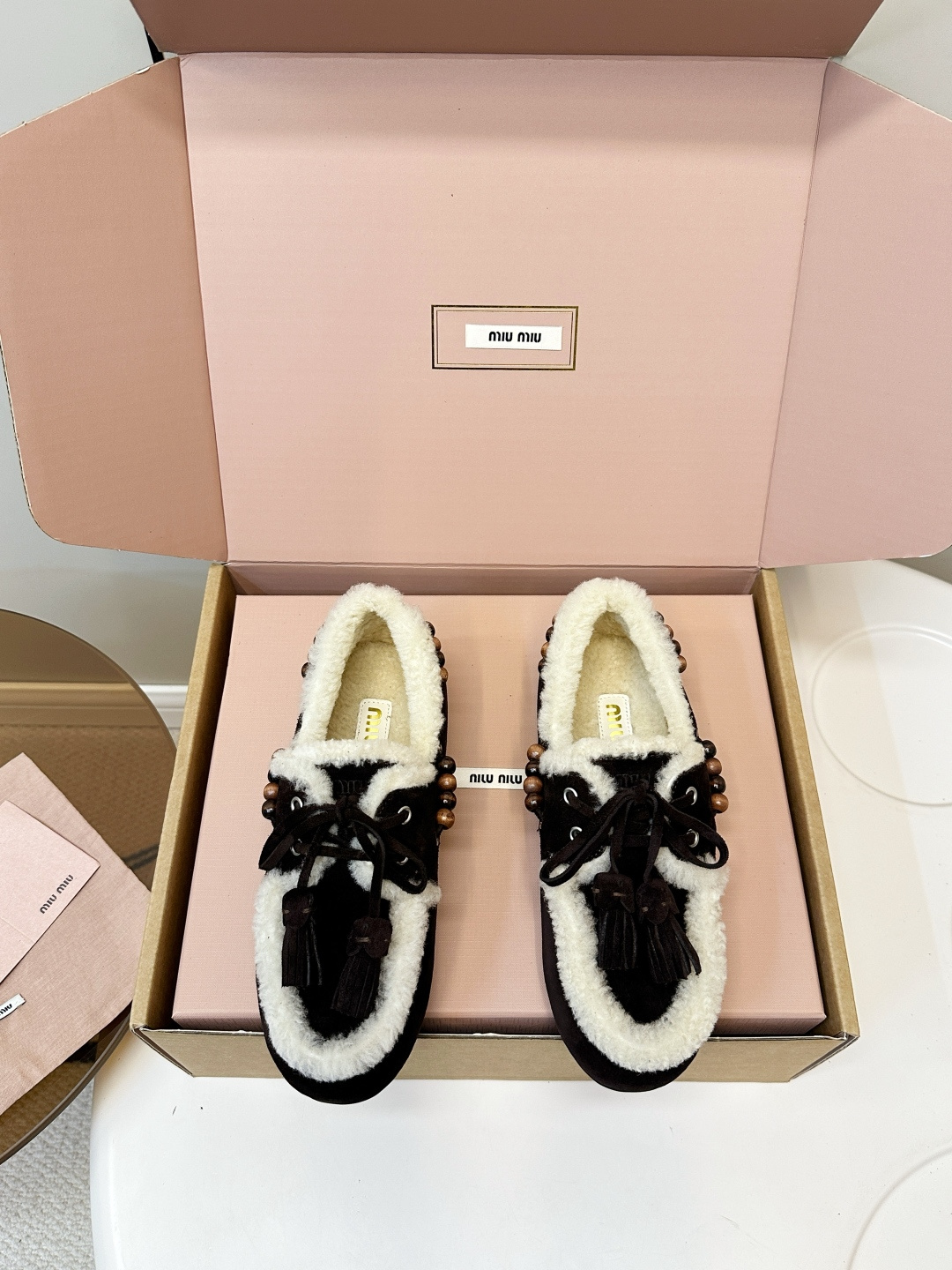 NO:593110,Top quality (airplane box) MiuMiu/Miu Miu 2025ss autumn and winter tassels wool loafers New for autumn Beaded suede tassel loafers Medieval beauty New version of suede loafers are not basic The beaded design has a retro Zen feel This autumn must have Ha V This timeless suede leather driving shoe is decorated with embossed Miu micro-label retro beading design, highlighting a unique classic style.  High-quality deerskin upper, rubber outsole, lamb wool lining, size 35-40 (customized for 40, 41), loafers, fur shoes, miumiu, loafers, chamois leather19860909顶级品质（飞机盒） MiuMiu/缪缪2025ss秋冬 流苏 羊毛乐福鞋 秋上新 串珠麂皮流苏乐福鞋 中古美感 新版型麂皮乐福鞋不基础 串珠设计带着一点复古的禅意的感觉 这个秋天一定要拥有哈V 这款永不过时的反绒皮驾车鞋饰有压花Miu微标复古串珠设计,彰显别具一格的经典格调. 鞋面优质鹿皮 大底橡胶底 内里羊羔毛 码数35-40（40、41订做）,乐福鞋毛毛鞋,miumiu,loafers,chamois leather,Women's Shoes