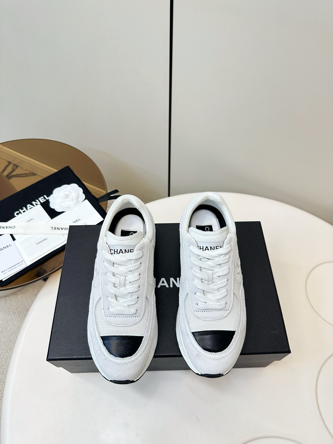 NO:627717,Chanel 25K 4.5cm high-heeled sneakers Chanel 25K high-heeled sneakers, classic double C Logo and highly recognizable thick-soled design + invisible high heels, comfortable and fashionable, suitable for daily wear or light exercise!  The upper is breathable and is very suitable for spring and summer. It has a wide range of sizes and is suitable for all types of feet. It goes well with jeans, dresses, and suit jackets. It is both casual and elegant. It is a hot item in the 25K series and is praised by the fashion circle!  Upper mesh + calfskin + suede, breathable technical mesh lining, original molded rubber sole, heel height 4.5/6cm, size 35-40 (customized at 40.41), casual shoes/sports shoes, chanel, sneakers, skirts, jeans, jackets & coats, business suit, cowhide19860909Chanel 25K 4.5cm 高跟运动鞋 Chanel 25K高跟运动鞋,经典双C Logo超有辨识度厚底设计+隐形高跟,舒适又时髦,日常穿搭或轻运动都OK！鞋面透气,春夏穿超合适,尺码覆盖广,适合各种脚型.搭配牛仔裤、连衣裙、西装外套都很出彩,休闲优雅兼具,是25K系列爆款,时尚圈都在夸！ 鞋面网布+小牛皮+翻毛皮 内里透气科技网布 原版开模橡胶底 跟高4.5/6cm 码数35-40（40.41订做）,休闲鞋/运动鞋,chanel,sneakers,skirts,jeans,jackets & coats,business suit,cowhide,Women's Shoes