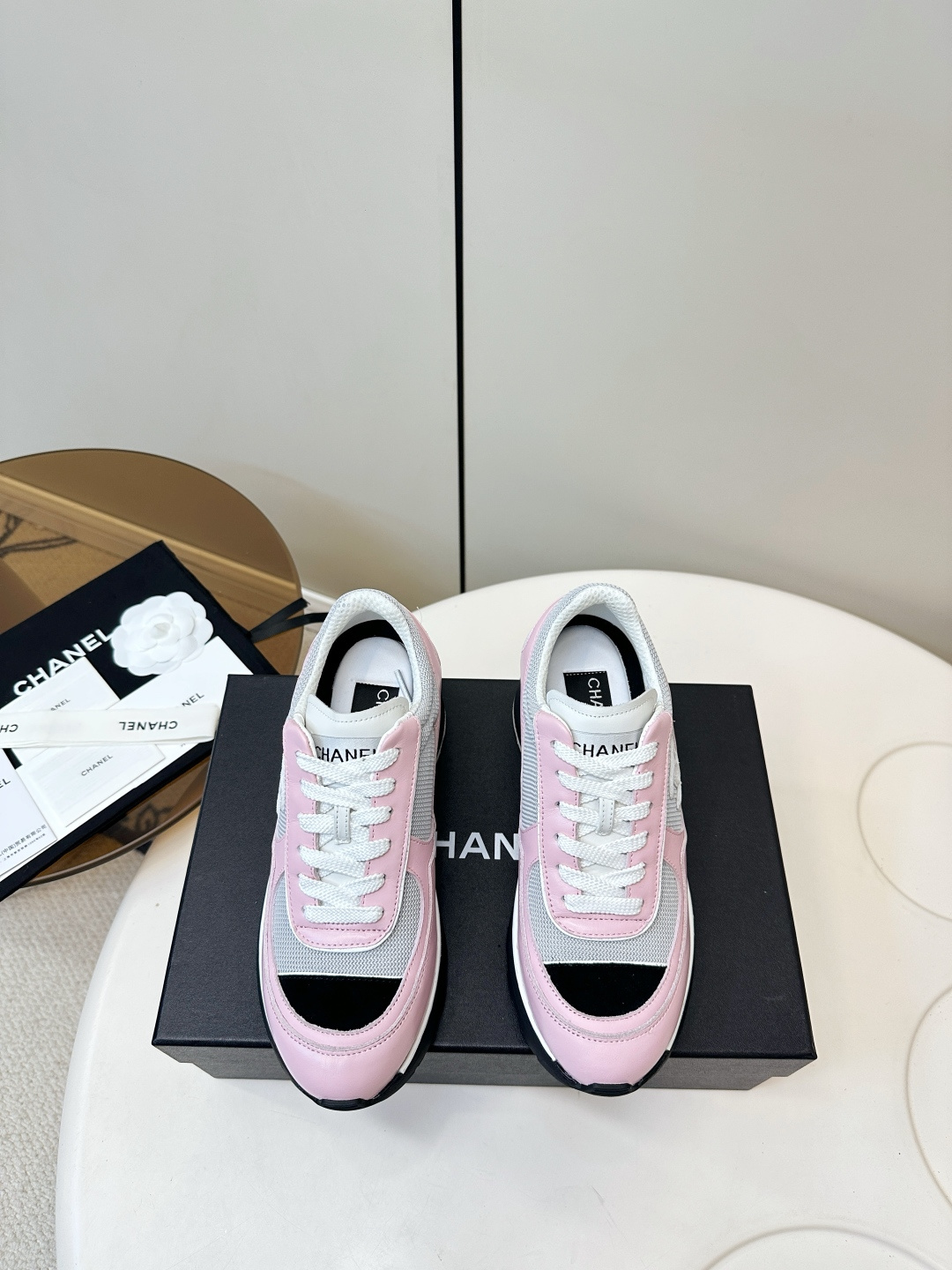 NO:627723,Chanel 25K 6cm high-heeled sneakers Chanel 25K high-heeled sneakers, classic double C Logo and highly recognizable thick-soled design + invisible high heels, comfortable and fashionable, suitable for daily wear or light exercise!  The upper is breathable and is very suitable for spring and summer. It has a wide range of sizes and is suitable for all types of feet. It goes well with jeans, dresses, and suit jackets. It is both casual and elegant. It is a hot item in the 25K series and is praised by the fashion circle!  Upper mesh + calfskin + suede, breathable technical mesh lining, original molded rubber sole, heel height 4.5/6cm, size 35-40 (customized at 40.41), casual shoes/sports shoes, chanel, sneakers, skirts, jeans, jackets & coats, business suit, cowhide19860909Chanel 25K 6cm 高跟运动鞋 Chanel 25K高跟运动鞋,经典双C Logo超有辨识度厚底设计+隐形高跟,舒适又时髦,日常穿搭或轻运动都OK！鞋面透气,春夏穿超合适,尺码覆盖广,适合各种脚型.搭配牛仔裤、连衣裙、西装外套都很出彩,休闲优雅兼具,是25K系列爆款,时尚圈都在夸！ 鞋面网布+小牛皮+翻毛皮 内里透气科技网布 原版开模橡胶底 跟高4.5/6cm 码数35-40（40.41订做）,休闲鞋/运动鞋,chanel,sneakers,skirts,jeans,jackets & coats,business suit,cowhide,Women's Shoes