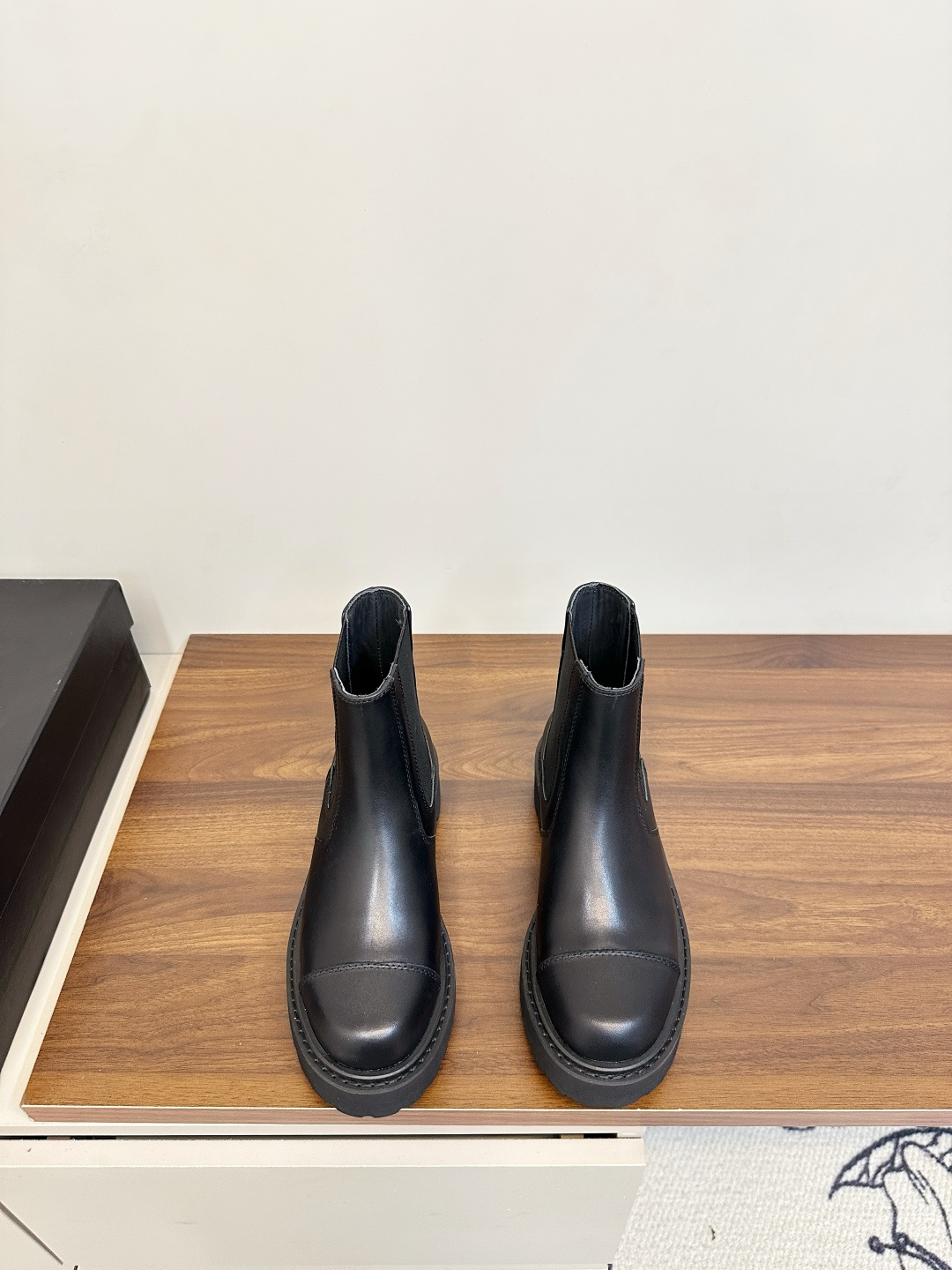 NO:593089,Chanel 24k new Chelsea short boots, autumn and winter catwalk style, with special leg shape and versatile, any fairy can easily control it, imported calfskin upper, sheepskin lining for feet, original open mold wear-resistant foam sole, Size: 35-40 (customized for 40), boots, chanel, boots, cowhide, sheepskin19860909Chanel 24k新款切尔西短靴  秋冬走秀款 上脚特显腿型百搭 任何仙女都可以轻松驾驭  进口小牛皮鞋面  羊皮内里垫脚  原版开模耐磨发泡底、 Size: 35-40（40订做）,靴子,chanel,boots,cowhide,sheepskin,Women's Shoes