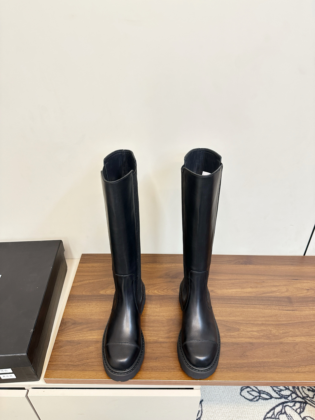 NO:593092,Chanel 24k new Chelsea boots, knight boots, Autumn and winter catwalk models, the upper feet have special leg shapes and are versatile, any fairy can easily control them. Imported calfskin upper, sheepskin lining for feet, original open mold wear-resistant foam sole, Size: 35-40 (customized in 40), boots, chanel, boots, cowhide, sheepskin19860909Chanel 24k新款切尔西长靴 骑士靴 秋冬走秀款 上脚特显腿型百搭 任何仙女都可以轻松驾驭  进口小牛皮鞋面  羊皮内里垫脚  原版开模耐磨发泡底、 Size: 35-40（40订做）,靴子,chanel,boots,cowhide,sheepskin,Women's Shoes