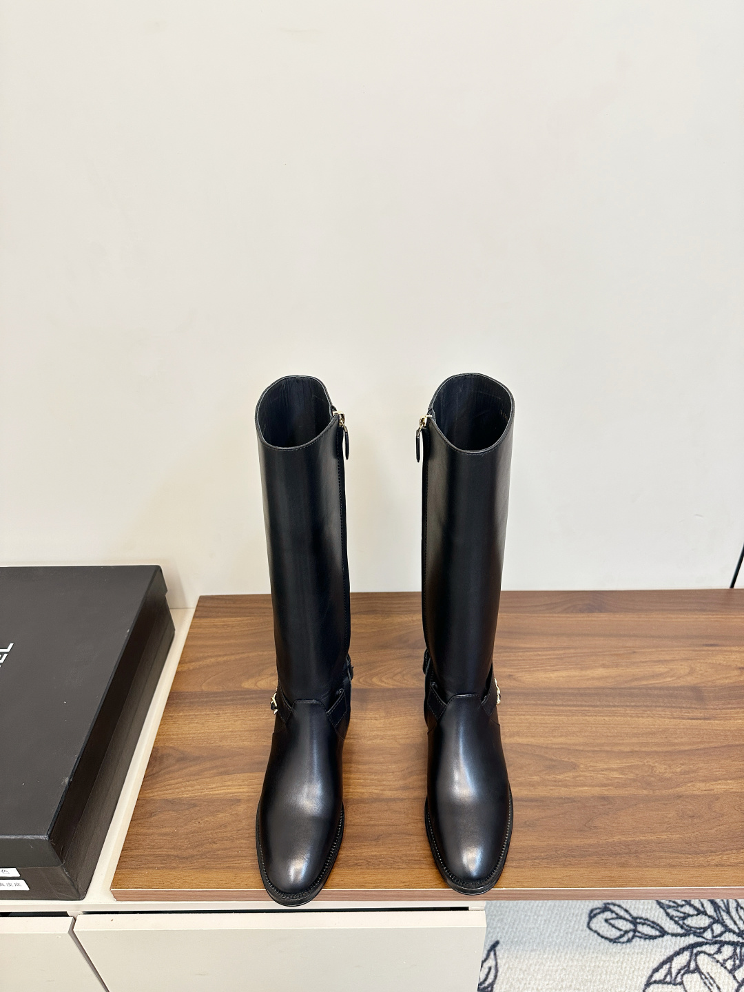 NO:593095,Chanel Chanel high-quality knight boots P Chanel Xiaoxiang's new double C heel chain stovepipe short boots Top purchasing level rare products new Internet celebrity hot models are coming!  Material upper: Calf imported from Italy, original customized small fragrance logo, Chanel's unique chain element, imported comfortable and soft sheepskin lining for feet, high-cost non-slip outsole imported from Italy, Size 35～40, (40, 41, customized and non-returnable, original full set of luxury counter packaging, boots, chanel, chanel, boots, sheepskin19860909Chanel 香奈儿 高品质骑士靴Ｐ chanel小香新款双C后跟链条瘦腿短靴 顶级代购级别稀品上新网红爆款来袭！ 材质鞋面意大利进口小牛牛原版定制小香Logo香奈儿独有的链条元素 进口舒适柔软羊皮内里垫脚 意大利进口对版高成本防滑大底 Size35～40、（40、41定做不退换原版全套豪华专柜包装,靴子,chanel,chanel,boots,sheepskin,Women's Shoes