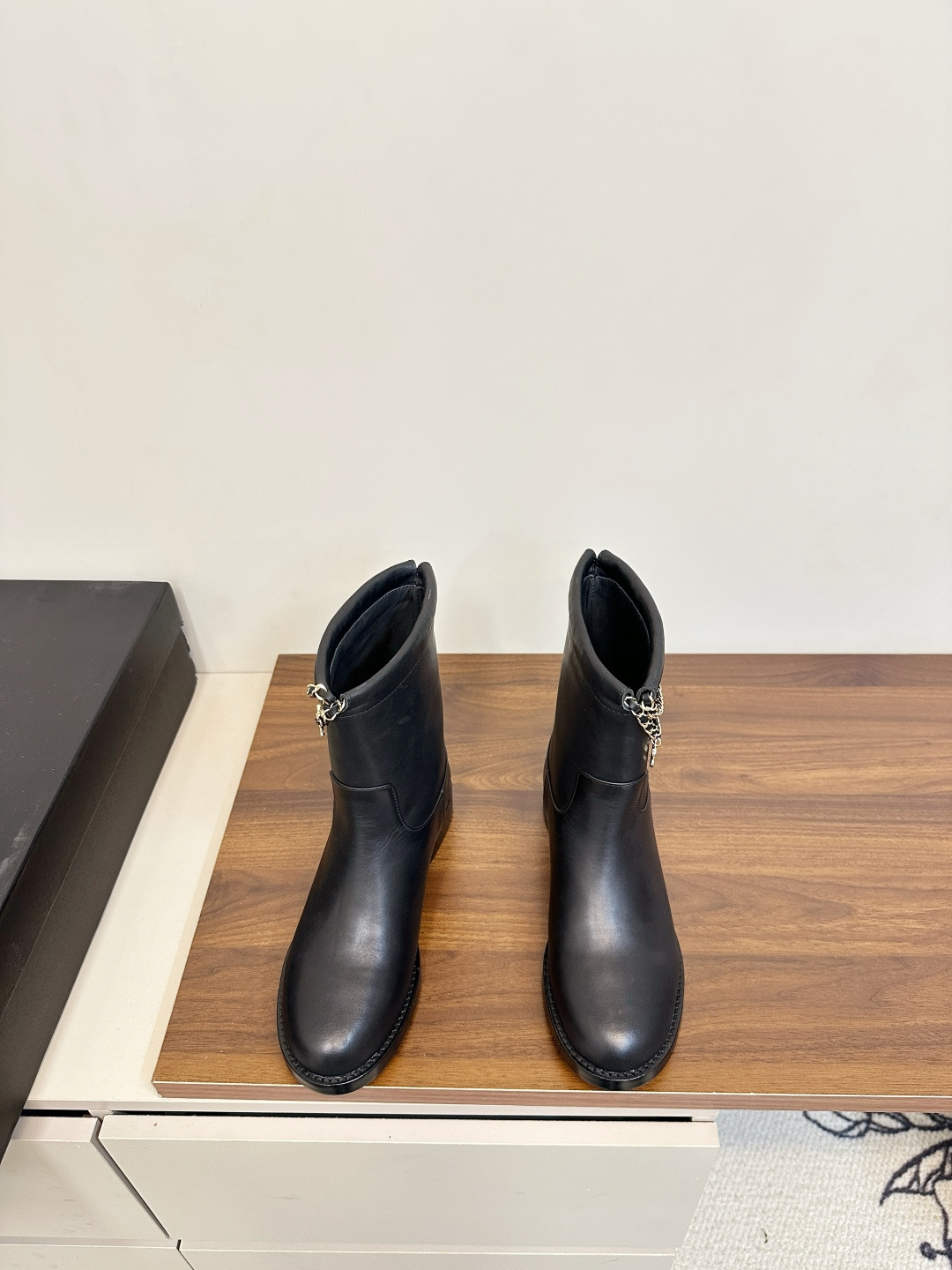 NO:593102,Chanel 25B four-leaf clover chain suede short boots Chanel 25B chain suede short boots, four-leaf clover metal chain decoration, classic double C logo is very recognizable. Round toe thick heel design, comfortable and fashionable, no pressure to wear in autumn and winter!  The lining is all sheepskin, soft and fit, and not tiring after long-term wear. The chain details are retro and modern, and can be easily worn in jeans and skirts. You can switch between elegance or coolness at will~ It is suitable for daily commuting and leisure occasions, practical and enhances your temperament. Upper deerskin/calfskin lining Sheepskin lining Size 35-40 (customized at 40.41), boots, chanel, boots, skirts, jeans, cowhide, sheepskin, chamois leather19860909Chanel 25B四叶草 链条 麂皮短靴 Chanel 25B链条麂皮短靴,四叶草金属链条装饰,经典双C标志超有辨识度.圆头粗跟设计,舒适又时髦,秋冬穿搭无压力！内里全羊皮,柔软贴合,久穿也不累.链条细节复古摩登,牛仔裤、裙装都能轻松驾驭,优雅or酷飒随心切换～日常通勤、休闲场合都很适合,实用又提升气质. 鞋面鹿皮/小牛皮 内里绵羊皮内里 码数35-40（40.41订做）,靴子,chanel,boots,skirts,jeans,cowhide,sheepskin,chamois leather,Women's Shoes