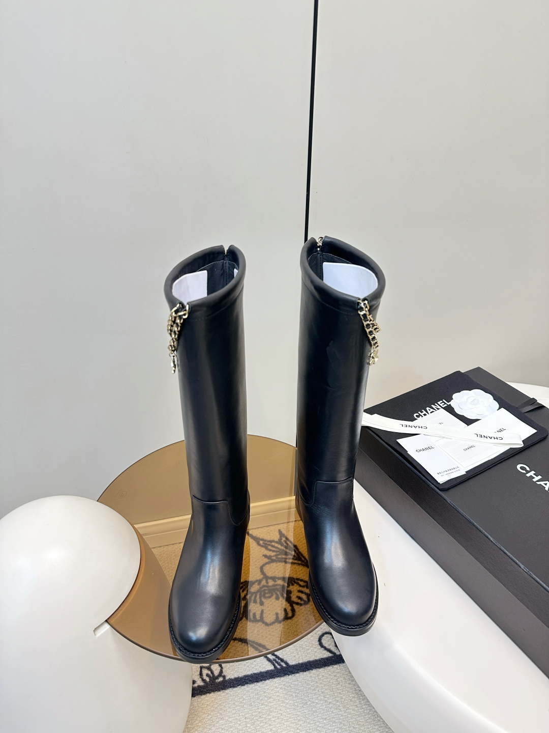 NO:593104,Chanel 25B four-leaf clover chain suede knight boots long boots Chanel 25B chain suede short boots, four-leaf clover metal chain decoration, classic double C logo is very recognizable. Round toe thick heel design, comfortable and fashionable, no pressure to wear in autumn and winter!  The lining is all sheepskin, soft and fit, and not tiring after long-term wear. The chain details are retro and modern, and can be easily worn in jeans and skirts. You can switch between elegance or coolness at will~ It is suitable for daily commuting and leisure occasions, practical and enhances your temperament. Upper deerskin/calfskin lining Sheepskin lining Size 35-40 (customized at 40.41), boots, chanel, boots, skirts, jeans, cowhide, sheepskin, chamois leather19860909Chanel 25B四叶草 链条 麂皮 骑士靴 长靴 Chanel 25B链条麂皮短靴,四叶草金属链条装饰,经典双C标志超有辨识度.圆头粗跟设计,舒适又时髦,秋冬穿搭无压力！内里全羊皮,柔软贴合,久穿也不累.链条细节复古摩登,牛仔裤、裙装都能轻松驾驭,优雅or酷飒随心切换～日常通勤、休闲场合都很适合,实用又提升气质. 鞋面鹿皮/小牛皮 内里绵羊皮内里 码数35-40（40.41订做）,靴子,chanel,boots,skirts,jeans,cowhide,sheepskin,chamois leather,Women's Shoes