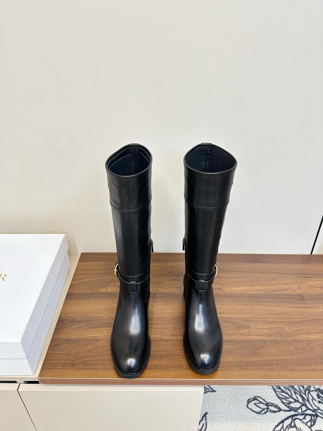 NO:593106,Dior Maillard color knight boots long boots Dior Maillard color knight boots are made of high-quality frosted cowhide, with a delicate and high-end texture. The straight leg is no more than the knee design + belt buckle decoration, full of retro knight style, low heels and comfortable, no pressure for daily wear. It is versatile and can be worn with coats and sweaters in autumn and winter. It is very atmospheric, slimming and flattering leg shape, elegant and practical, it is a classic Dior style, a must-have for fashion!  Material: High-quality nubuck leather/calfskin, sheepskin lining, large rubber sole, wear-resistant and non-slip, code number 35-40 (40.41 customized), boots, dior, boots, sweaters, cowhide, sheepskin19860909Dior 美拉德色系骑士靴 长靴 Dior美拉德色系骑士靴,选用优质磨砂牛皮,质感细腻又高级. 直筒不过膝设计+皮带扣装饰,复古骑士风满满,低跟舒适,日常穿搭无压力.百搭,秋冬配大衣毛衣都超有氛围感,显瘦又修饰腿型,优雅实用兼具,是Dior经典款,时髦精必入！ 材质 优质磨砂皮/小牛皮 内里羊皮 大底橡胶底、耐磨防滑 码数35-40（40.41订做）,靴子,dior,boots,sweaters,cowhide,sheepskin,Women's Shoes