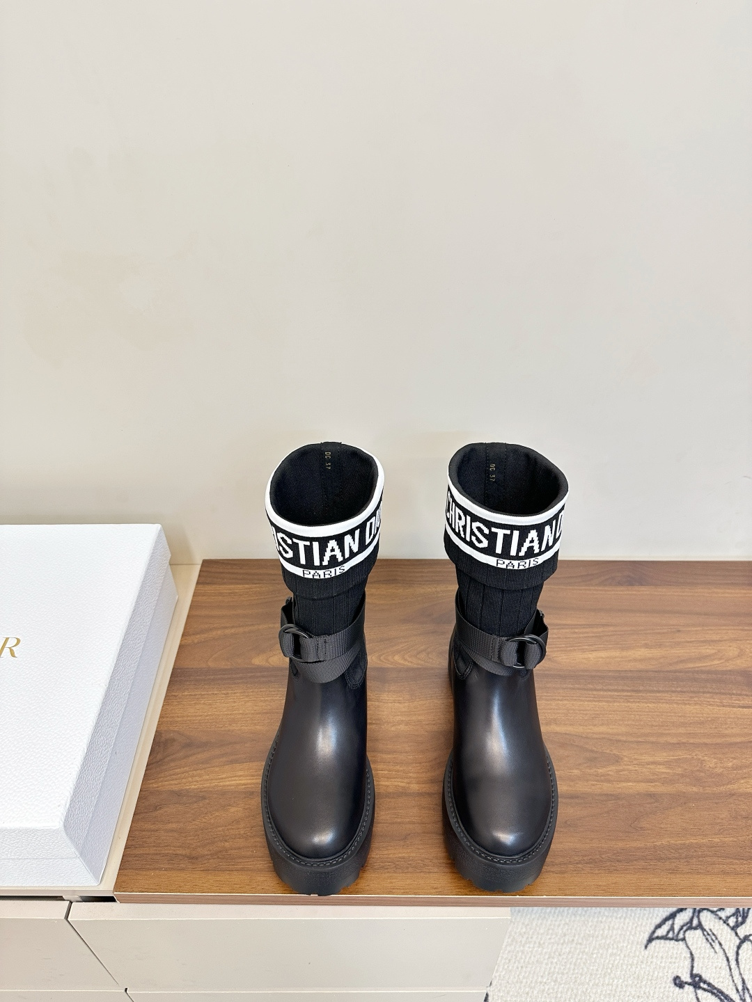 NO:593108,Dior 25秋冬新品针织袜筒靴 中筒靴 Dior这款针织袜筒中筒靴,黑色针织+皮革拼接,袜子感设计超有型！  'CHRISTIAN DIOR' letter web + functional wind buckle, full of details. Thick rubber soles, comfortable and high-end, super friendly for autumn and winter ~ It can be easily controlled whether it is tights or short skirts, and you can switch between sweet and cool girl styles at will! 日常通勤、街头造型都能hold住,实用又时髦,是秋冬必入热门单品！  内里羊皮内里垫脚羊皮 码数35-40（40.41订做不退换）,靴子,dior,boots,skirts,sheepskin,socks19860909Dior 25秋冬新品针织袜筒靴 中筒靴 Dior这款针织袜筒中筒靴,黑色针织+皮革拼接,袜子感设计超有型！“CHRISTIAN DIOR”字母织带+机能风扣带,细节满分. 厚底橡胶鞋底,舒适又增高,秋冬穿搭超友好～无论紧身裤还是短裙都能轻松驾驭,甜酷辣妹风随心切换！日常通勤、街头造型都能hold住,实用又时髦,是秋冬必入热门单品！ 内里羊皮内里垫脚羊皮 码数35-40（40.41订做不退换）,靴子,dior,boots,skirts,sheepskin,socks,Women's Shoes