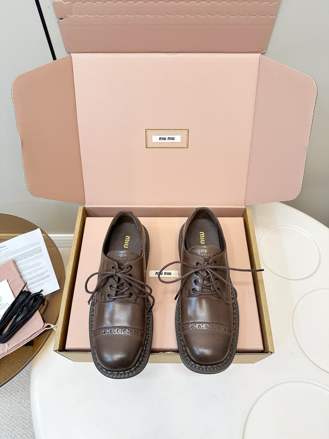 NO:593086,Top quality (with airplane case) MiuMiu British-style lace-up small leather shoes and loafers Miu Miu lace-up loafers, British-style design, full of simple retro feeling!  The upper has exquisite stitching, and the details are extra points. The thick heel design is comfortable and makes your legs look longer. It is very suitable for daily commuting and casual outings. The black color is versatile and can be easily controlled in college style or sweet and cool style. It looks great with pleated skirts, jeans or blazers. Wear it in autumn and winter, and it will give you a retro and high-end feel!  Upper calfskin material, lining sheepskin lining, size 35/40 (customized at 40.41), leather shoes, miumiu, loafers, skirts, jeans, jackets & coats, business suit, cowhide, sheepskin19860909顶级品质（配飞机盒） MiuMiu缪缪 英伦风系带小皮鞋 乐福鞋 Miu Miu系带乐福鞋,英伦风设计,简约复古感满满！鞋面有精致缝线,细节超加分.粗跟设计,舒适又显腿长,日常通勤、休闲出街都很适合.黑色百搭,学院风、甜酷风都能轻松驾驭,配百褶裙、牛仔裤或西装外套都很出彩,秋冬穿它,复古高级感直接拉满！ 鞋面小牛皮面料 内里羊皮内里 码数35/40（40.41订做）,皮鞋,miumiu,loafers,skirts,jeans,jackets & coats,business suit,cowhide,sheepskin,Women's Shoes