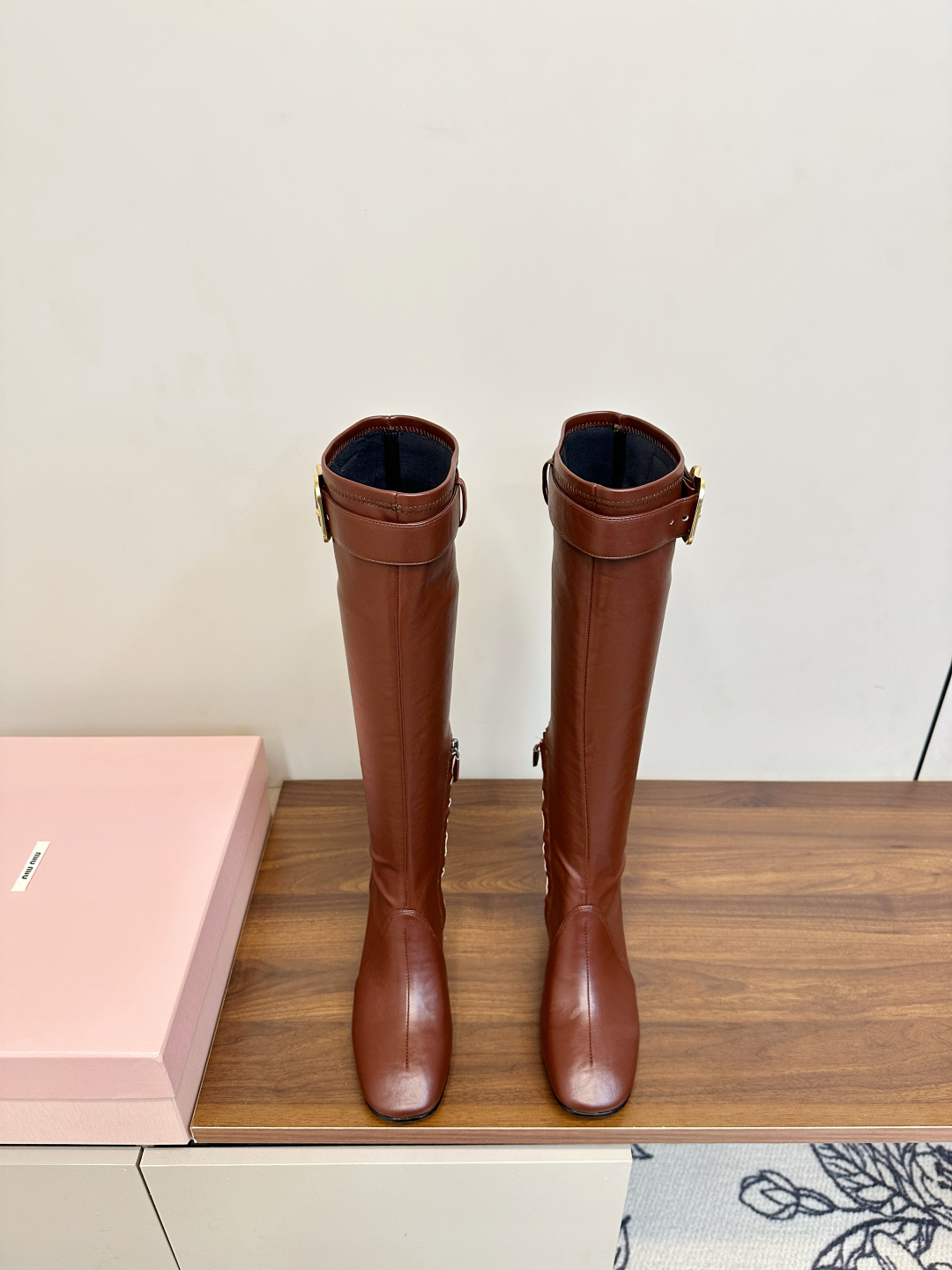 NO:593083,Top version (airplane box) MIUMIU | Miu Miu 2025 vs autumn and winter latest stretch sheepskin boots  MIUMIU's 2025 autumn and winter T-stage catwalk show is the same model as 'Dreams Never Sleep'. Miumiu can use it on important occasions. It has a fresh style with a touch of nobility. It is perfect to wear with these shoes. It is elegant, crystal clear and has a strong artistic atmosphere, allowing you to appreciate the versatile style of miumiu girls... Upper: Customized stretch sheepskin Foot pads: imported sheepskin Outsole: imported genuine leather outsole  Heel height: 5cm Size: 35-39 (40. Customized, non-refundable and non-exchangeable) Packaging: Original full set of packaging, boots, miumiu, boots, sheepskin, Leather soles19860909顶级版本（飞机盒） MIUMIU｜缪缪2025vs秋冬最新款弹力羊皮长靴 MIUMIU2025秋冬T台走秀网红同款＂造梦不夜城＂,miumiu能在重要场合上用得上了,小清新风带点贵气的感觉,上脚非常完美穿搭配上此鞋,优雅大方,晶莹剔透,具有极浓的艺术气息,让你领略miumiu女孩的百变风格…… 鞋面:定制弹力羊皮 垫脚:进口羊皮 大底:进口真皮大底 跟高:5cm 码数:35-39（40.订做不退不换) 包装:原版全套包装,靴子,miumiu,boots,sheepskin,Leather soles,Women's Shoes