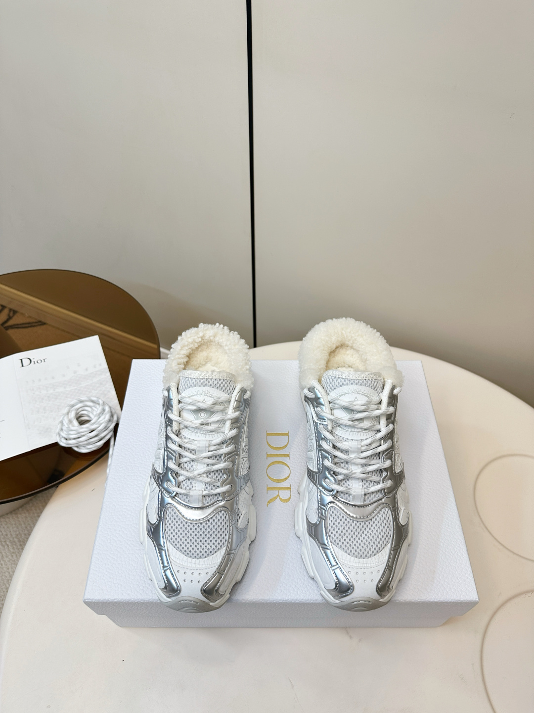 NO:593080,DIOR | Dior's new wool lining, fashionable running shoes, half-flops, dad shoes. DIOR recently launched a new sports shoe model, the Chrono, which reinterprets the design of retro running shoes with the brand's high-end fashion elements. The white mesh material is wrapped in layered leather panels, which establishes the retro atmosphere of the entire pair of shoes. It is decorated with many classic details, including the CD logo on the side, the lucky star patch on the tongue, and the DIOR Logo on the heel.  At the same time, the stitching element, as the most unique design element of the shoe, appears in various ways on the CD logo on the side, the toe box, the heel and the splicing of some panels. We must praise the lambswool lining, which is comfortable and warm!  Size 35-45 (custom-made for women 40 and 41), dad shoes, dior, dior, sneakers19860909DIOR｜迪奥新品羊毛里 时尚跑鞋 半拖 老爹鞋 DIOR近日推出了全新运动鞋款 Chrono,以品牌的高级时装元素重新演绎复古跑鞋设计白色网眼材质被层叠的皮革裁片所包裹,奠定了整双鞋款的复古氛围,缀以多个经典细节,包括侧面的CD标志、鞋舌的幸运星贴布,以及后跟处的 DIORLogo. 同时,缝线元素作为鞋款最独树一帜的设计元素以多种方式出现在侧面的CD标志上、鞋头、后跟及部分裁片拼接处. 必须来夸一夸的 羊羔毛内里,舒适保暖！ 码数35-45（女40、41订做）,老爹鞋,dior,dior,sneakers,Women's Shoes