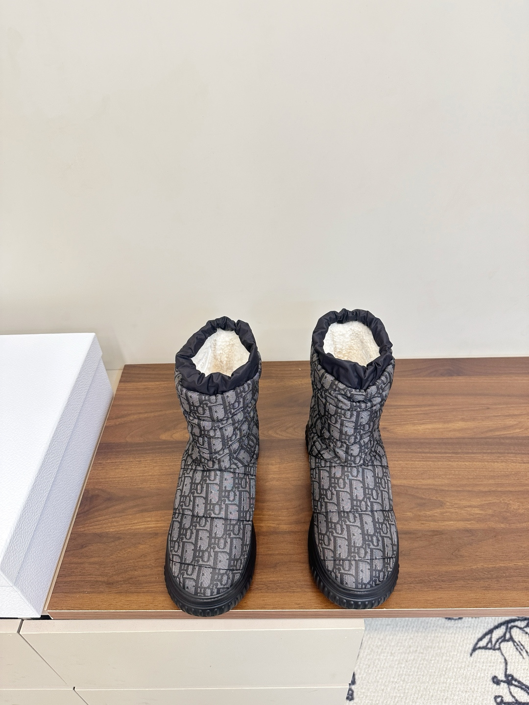 NO:593074,Dior Dior autumn and winter new snow boots This Dior ankle boot cleverly combines elements of the Dior Chez Moi series. It is made of Oblique printed velvet and is made of Christian Dior' logo. Sheepskin is integrated with rope and Eva soles. It can be worn indoors or outdoors. Can be matched with other Dior Chez Moi items. Fabric Waterproof fabric Lining Australian wool Code number 35-41 (40  41 customized), snow boots, dior, dior, boots, sheepskin19860909Dior 迪奥 秋冬 新款雪地靴 这款Dior 及踝靴巧妙融合 Dior Chez Moi 系列元素 采用 Oblique 印花天鹅绒制作 Christian Dior”标志 羊皮毛一体搭配绳编与Eva 鞋底 室内或室外均可穿着 可与其他 Dior Chez Moi 单品搭配 面料 防水面料 内里 澳洲羊毛 码数35-41（40 41定做）,雪地靴,dior,dior,boots,sheepskin,Women's Shoes