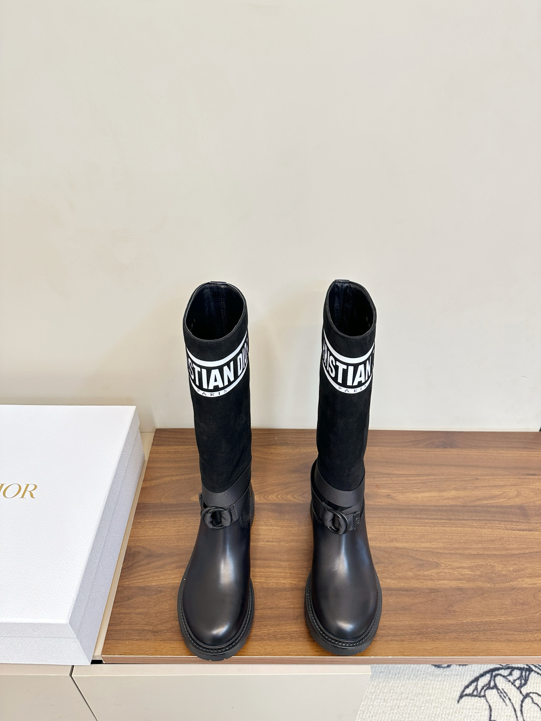 NO:593079,Dior's new autumn and winter slip-on knight boots, leather lining, wool lining. New autumn and winter products, fashion and trends coexist. The original one-to-one customized cowhide stitching deerskin fabric 3D embroidery has a super three-dimensional effect. It is not an ordinary flying fabric. The price is several times different. Those who know the goods will know the fabric at a glance. Imported calfskin/deerskin lining sheepskin leather/wool lining outsole original molded TPU outsole thick heel 3cm forefoot 1.5cm  Size 35-40 (custom-made 40, boots, dior, boots, cowhide, sheepskin19860909Dior秋冬新品一脚蹬骑士靴 皮里,毛里 年秋冬新品、时尚与潮流并存. 原版一比一定制牛皮拼接鹿皮面料3D刺绣立体感超Ａ、不是普通飞织料,价格相差几倍,懂货的看一眼就知道面料 进口小牛皮/鹿皮 内里羊皮皮里/羊毛里 大底原版开模TPU大底底厚后跟3cm前掌1.5cm 码数35-40（40定做,靴子,dior,boots,cowhide,sheepskin,Women's Shoes