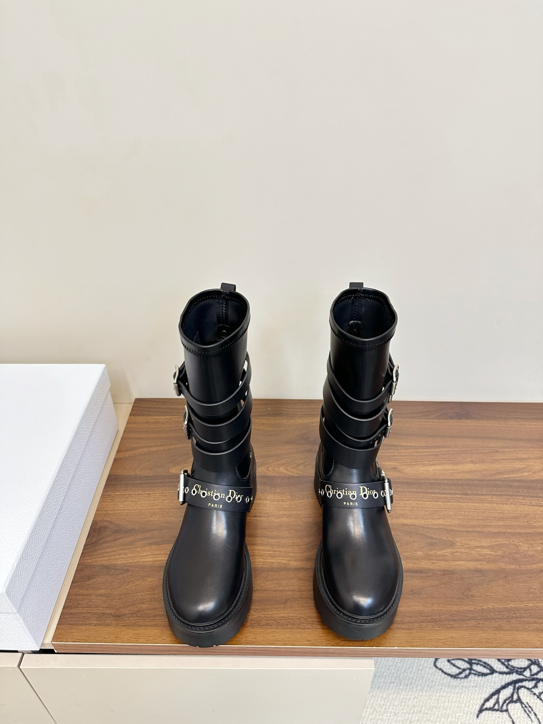 NO:593082,Dior Dior autumn and winter catwalk style punk-style boots, heavy-breasted motorcycle boots, elastic stocking boots, short boots/high boots (over-the-knee boots). Coolness is engraved in the genes of the shoe shape, and the metal buckle collides with a rebellious beat. Step on it, and break mediocrity with every step. On the border between street and retro, wear 'niche personality' into a walking style statement. Calfskin upper + super-mobile elastic boots, sheepskin lining  Size 35-40 (40.41 customized), boots, dior, dior, boots, cowhide, sheepskin19860909Dior迪奥秋冬走秀款朋克风长靴 重工排扣机车靴 弹力袜筒靴,短靴/高靴（过膝靴 酷飒是刻进鞋型的基因,金属扣带碰撞出叛逆节拍.踩上它,每一步都踏碎平庸,在街头与复古的边界,把「小众个性」穿成行走的风格宣言 鞋面小牛皮+超迁弹力靴筒 内里羊皮 码数35-40（40.41订做）,靴子,dior,dior,boots,cowhide,sheepskin,Women's Shoes
