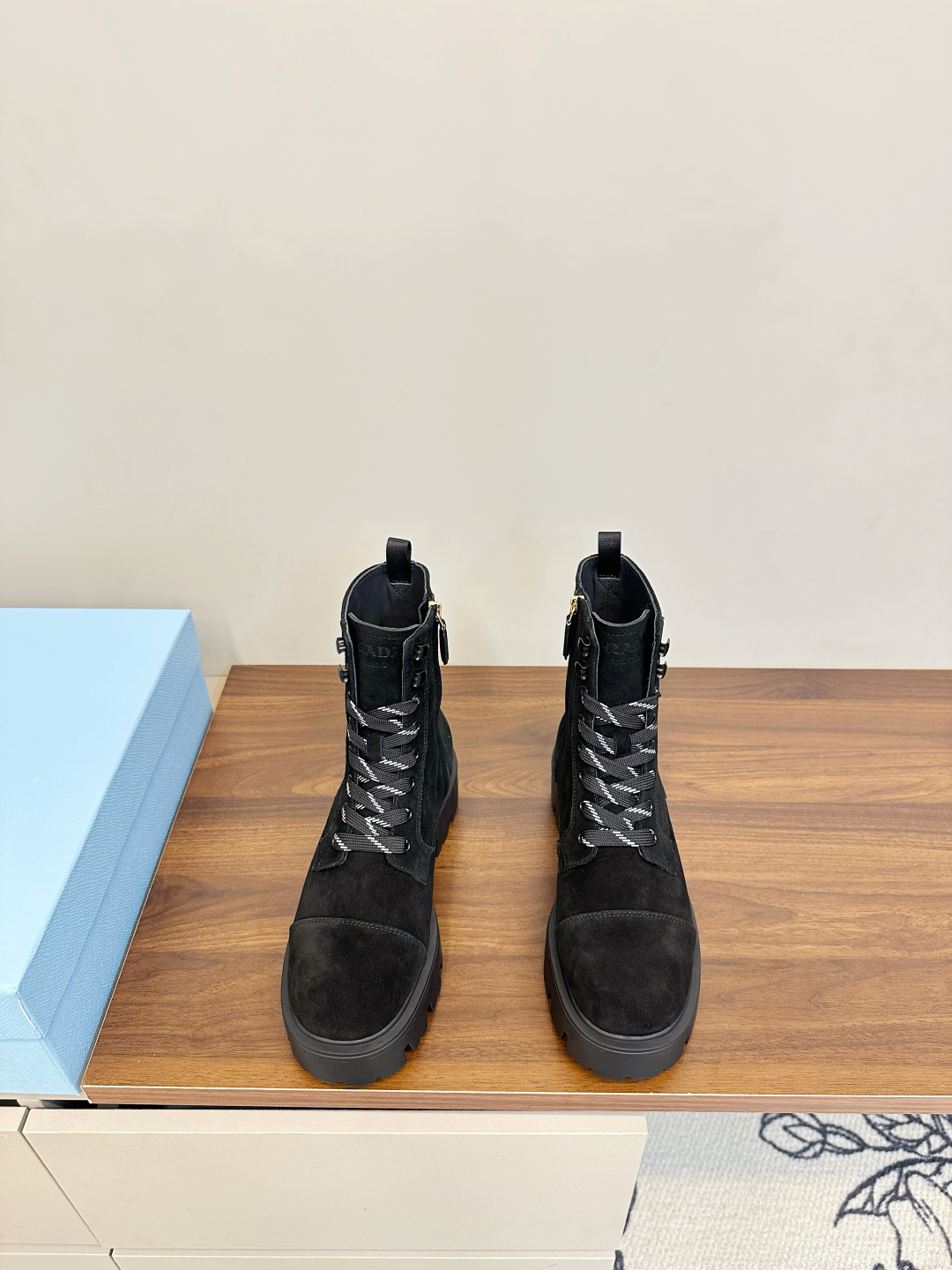 NO:627701,PRADA｜Prada's new thick-soled Martin boots Leather suede 310 has a retro charm. It is an eternal classic in changing trends, finding a perfect balance between simplicity and individuality. Walking on the street, you can easily say goodbye to the awkward style. Whether paired with the casual atmosphere of wide-leg pants or the playful elegance of short skirts, they can complement each other. The fabric is high-mercerized suede/calfskin. Sheepskin lining. Original open-molded rubber sole.  Size 35-40 (40.41 customized), boots, prada, prada, boots, skirts, cowhide, sheepskin19860909PRADA｜普拉达新品厚底马丁靴 皮面绒面310 复古韵味呼之欲出 是潮流更迭中永恒的经典,在简约与个性间寻得完美平衡 走在街头,轻松告别撞款尴尬, 无论搭配阔腿裤的随性大气 还是短裙的俏皮优雅 都能相得益彰 面料高丝光牛反绒/小牛皮 内里绵羊皮 原版开模橡胶底 码数35-40（40.41订做）,靴子,prada,prada,boots,skirts,cowhide,sheepskin,Women's Shoes