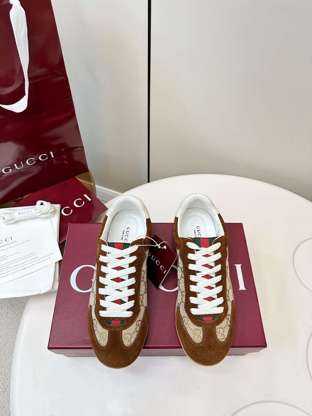 NO:627690,Gucci shift new thin-soled sports shoes for couples, De Xun Shoes P. Today's very popular thin-soled sports shoes have excellent upper-foot comfort. They are made with washed craftsmanship and are hand-colored and distressed. They look good and are easy to wear. Fabric: Original customized washed cowhide. Inner: Sheepskin semi-inner design + latex insole. Outsole: Original molded bottom.  Size: 35-44 (41 for women and 45 for men. Customized and non-returnable), casual shoes/sports shoes, gucci, sneakers, cowhide, sheepskin19860909Gucci shift 新款 情侣款薄底运动鞋 德训鞋Ｐ 今天非常流行的薄底运动鞋 上脚舒适感绝佳 水洗工艺打造 手工上色做旧 好看又好穿 面料:原版定制水洗牛皮 内里:羊皮半内里设计+乳胶鞋垫 大底:原版开模成型底 码数:35-44（女41.男45.定制不退换）,休闲鞋/运动鞋,gucci,sneakers,cowhide,sheepskin,Women's Shoes