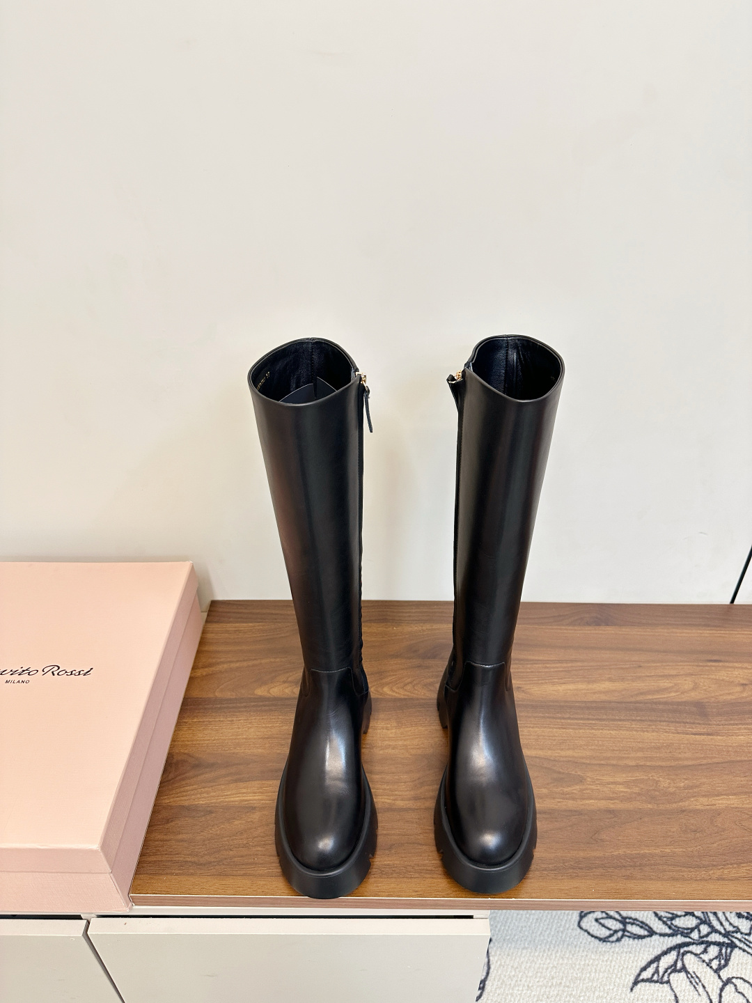 NO:593097,Gianvito Rossi ultra-light thick-soled knight boots high boots!  Cow suede leather, purchasing grade Gianvito Rossi short boots, easy to move, plain design, simple and elegant. Fashion highlights!  Adhering to its traditional Italian craftsmanship, focusing on exquisite details and creating elegant femininity, every pair of Rossi's women's shoes will take the proportion of women's curves into consideration before designing. Secondly, on the basis of inheriting elegance, it is also younger and more fashionable, using bright colors and elegant line design to create fashionable charm!  The upper is made of calfskin, the lining is sheepskin, and the ultra-light rubber foam outsole is Size 35-40 (40.41 custom-made, non-refundable), boots, boots, cowhide, sheepskin19860909Gianvito Rossi超轻厚底骑士靴 高靴！牛反绒牛皮 代购级 吉安维托·罗西Gianvito Rossi 短靴 轻松移动 素面设计,简单大方.时尚亮点！ 秉承了其传统意大利工艺,专注精巧细节,打造优雅女人味,每一双罗西的女鞋在设计之前都会将女性曲线比例考虑在先. 其次在继承了优雅的基础上,也更加年轻时髦,以鲜艳的颜色和讲究的线条设计塑造时尚魅力！ 鞋面采用小牛皮 内里垫脚羊皮 超轻橡胶发泡大底 Size35-40（40.41订做不退换）,靴子,boots,cowhide,sheepskin,Women's Shoes