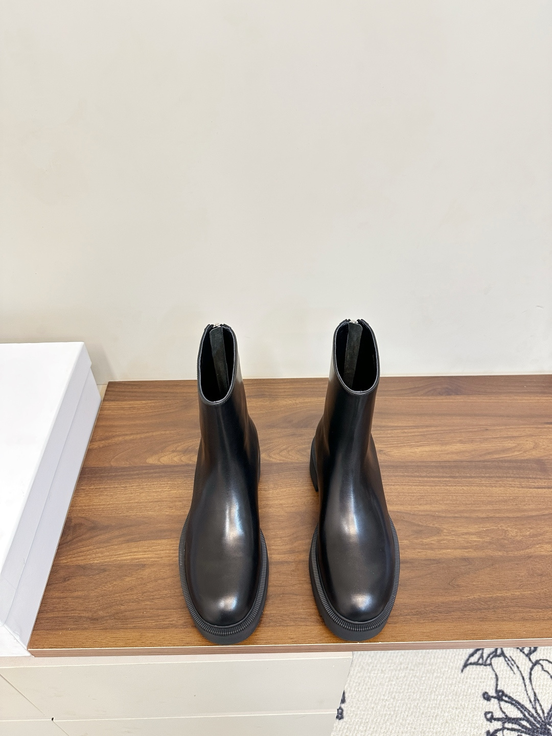 NO:593088,THE ROW Internet celebrity style side zipper Martin boots short boots. Recently, I have been attracted by this pair of Row style Martin boots!  The black side zipper design is super textured, and the round toe thick sole makes the legs look longer. It looks great with jeans or skirts ~ The waxed calfskin upper is super textured!  Sheepskin lining, original molded rubber sole, size 35-40 (customized at 40.41), boots, boots, skirts, jeans, cowhide, sheepskin19860909THE ROW 网红款侧拉链 马丁靴 短靴 最近被这双Row风马丁靴种草了！ 黑色侧拉链设计超有质感,圆头厚底显腿长. 搭配牛仔裤或裙子都超有范儿～ 鞋面打蜡小牛皮超级有质感！ 内里羊皮内里、 原版开模橡胶底 码数35-40（40.41订做）,靴子,boots,skirts,jeans,cowhide,sheepskin,Women's Shoes