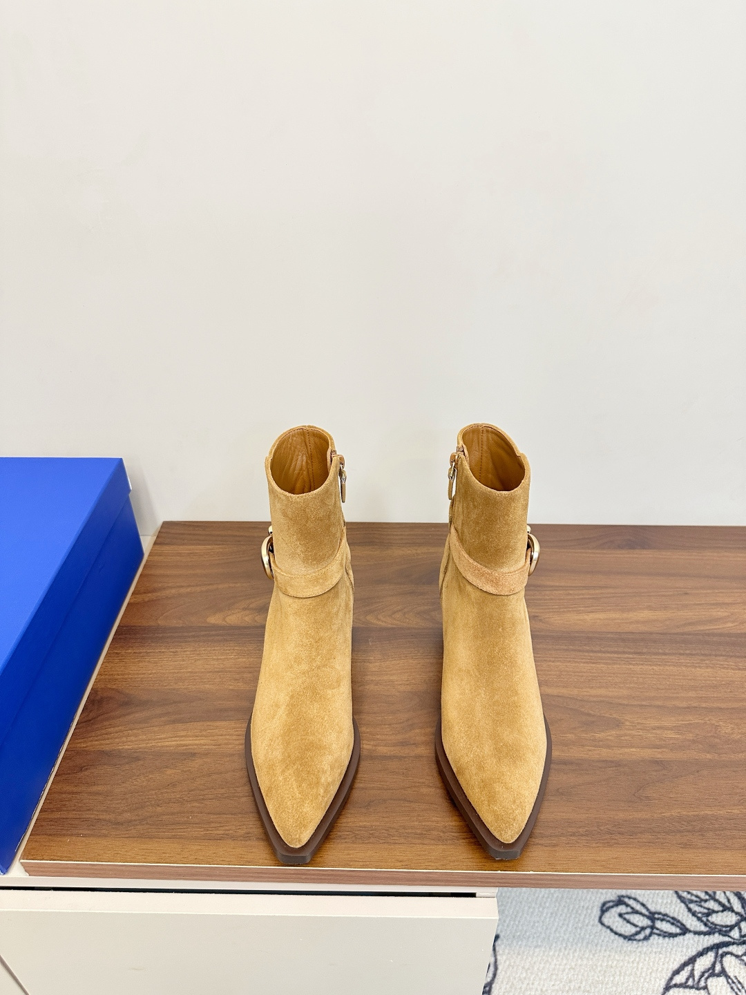 NO:593091,Stuart Weitzman's new Western Wild Sexy Pointed Boots Cow Suede, Calfskin SW's latest Western Boots - These boots are really stunningly beautiful!  Its overall design and workmanship materials not only make it feel super great, but also its wearing comfort is first-rate!  It can be worn in all seasons, no matter the season. It is really the best 'little baby' I have received this year!  The upper is made of calfskin/cow suede, the lining is sheepskin, and the original rubber sole!  Size 35/40 (40.41 customized), boots, stuart weitzman, boots, cowhide, sheepskin19860909Stuart Weitzman 新品西部野性 性感尖头 短靴牛反绒,小牛皮 SW最新的西部短靴—— 这款靴子真的是美到爆炸！它的整体设计和做工用料,不仅让它的质感超级棒,而且穿着舒适度也是一流的！四季可搭,完全不挑季节,真的是我今年收到的最好的“小宝贝”！ 鞋面采用小牛皮/牛反绒 内里羊皮内里 原版橡胶底！ 码数35/40（40.41订做）,靴子,stuart weitzman,boots,cowhide,sheepskin,Women's Shoes