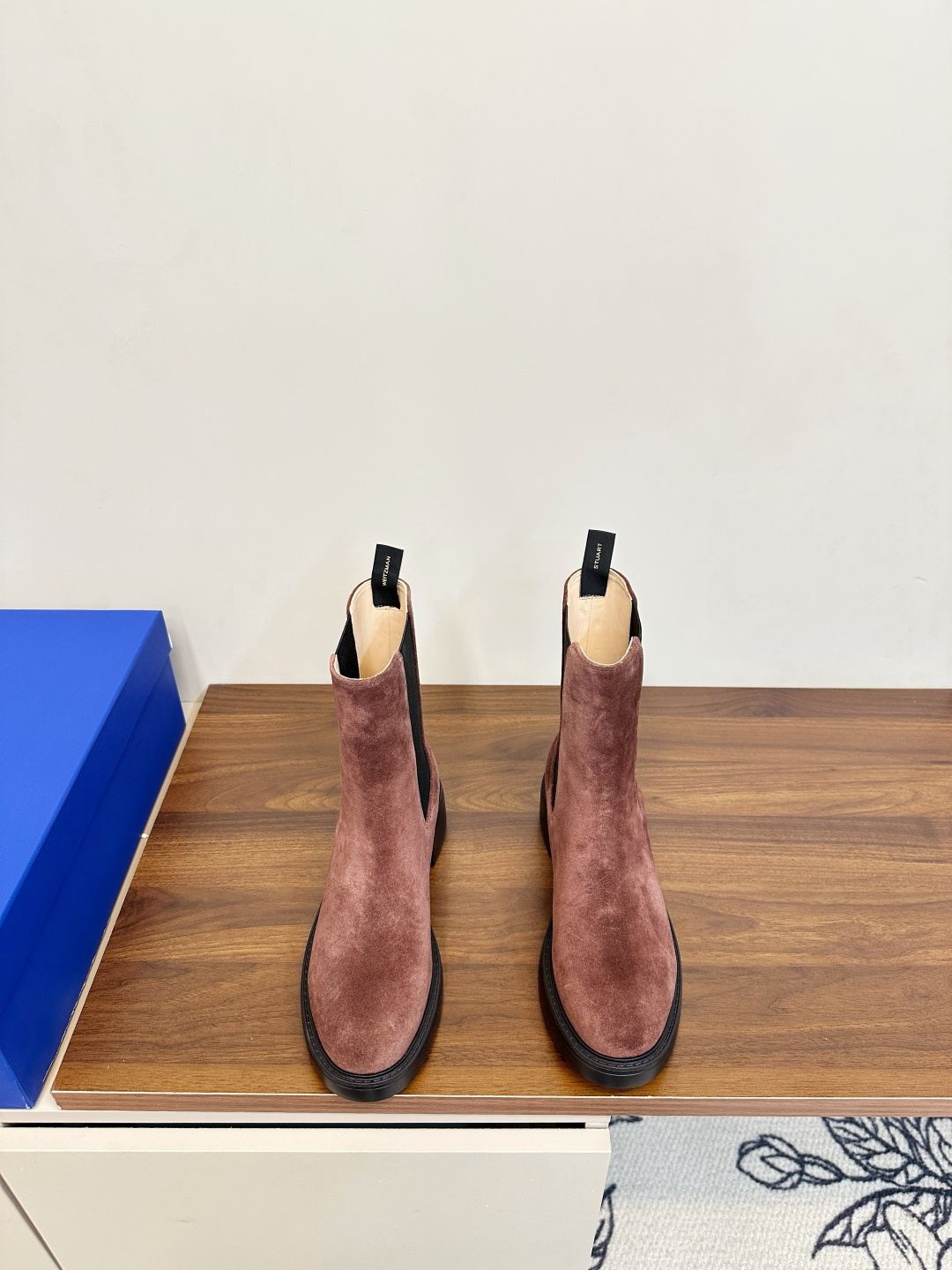 NO:593239,Stuart Weitzman SW thick-soled Chelsea short boots, cow suede, calfskin SW, the original single channel is unstoppable, the texture is light and comfortable to fit the leg shape, the eye-catching thick expanded silhouette design is matched with a series of materials, so that every step you take shows fashion, functionality and influence. The upper is calfskin, with growth lines on the surface, and the pores are smaller than any leather. It feels like a baby PP. The lining is mixed sheepskin and the original outsole is very practical.  And it is very light and soft. Original molded rubber foam outsole. Size 35-40 (customized for 40). Packed in original box!  ,boots,stuart weitzman,boots,cowhide,sheepskin19860909Stuart Weitzman SW厚底切尔西短靴 牛反绒 、小牛皮 SW 原单渠道好货势不可挡, 质感轻盈且舒适贴合腿型,引人瞩目的粗扩廓形设计搭配一系列材质,令您的每一步均尽显时尚、功能性及影响力. 鞋面小牛皮,表面有生长纹,毛孔比任何皮都要小,婴儿小PP一样的手感, 内里混种羊皮,原厂大底,非常有实用性 而且很轻很软 原版开模橡胶发泡大底 尺码35-40（40订做）原盒包装！,靴子,stuart weitzman,boots,cowhide,sheepskin,Women's Shoes