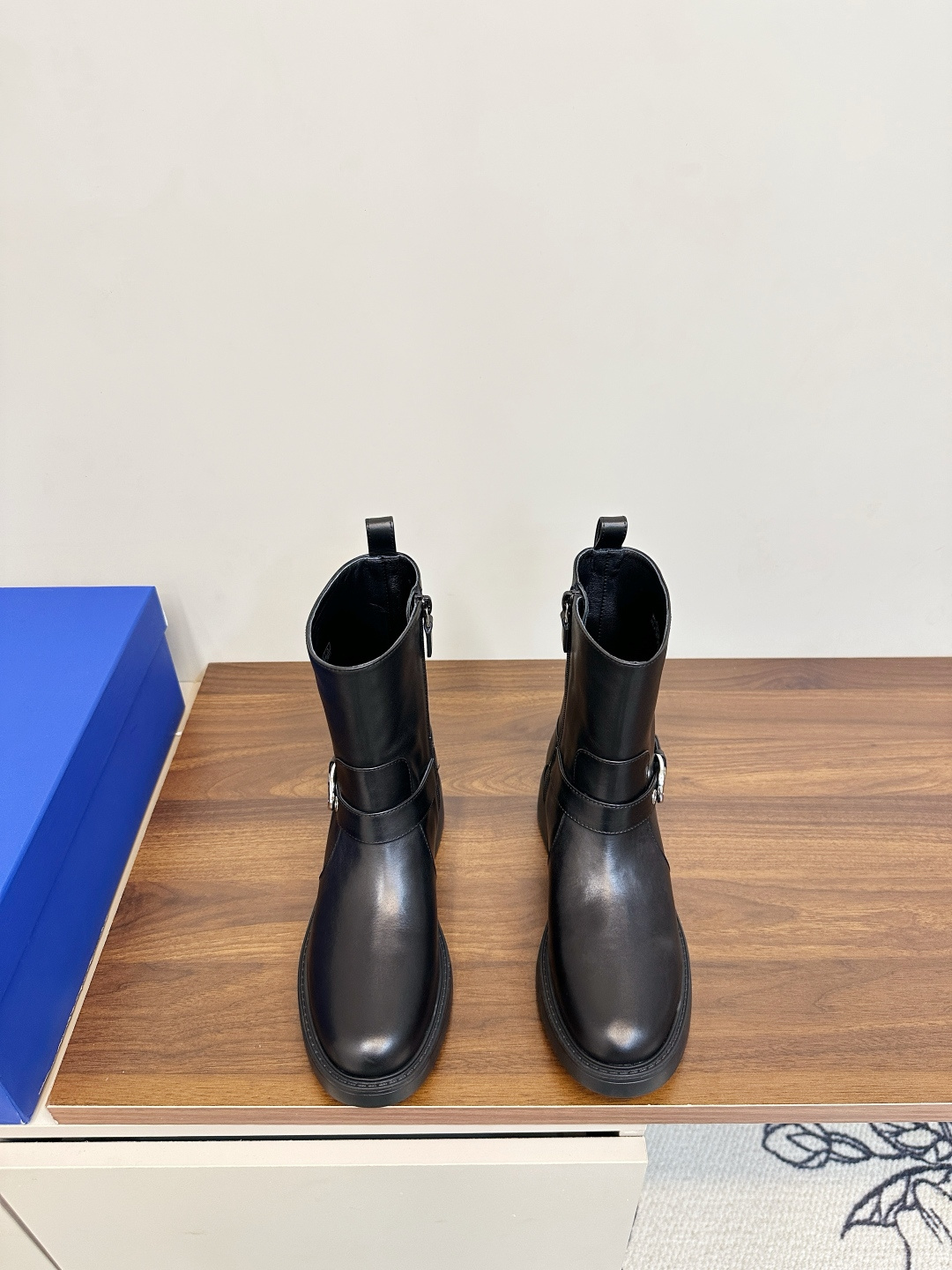 NO:593241,Stuart Weitzman SW new autumn and winter Martin boots Maillard short boots cow suede, calfskin SW original single channel good goods are unstoppable, Maillard color, so cool, light texture and comfortable fit for the leg, eye-catching thick expanded silhouette design with a series of materials, so that every step you take is fashionable, functional and influential. The upper is calfskin, with growth lines on the surface, pores smaller than any leather, and feels like a baby PP.  Mixed sheepskin lining, original outsole, very practical, very light and soft, original molded rubber foam outsole, size 35-40 (customized for 40), original box packaging!  ,boots,stuart weitzman,boots,cowhide,sheepskin19860909Stuart Weitzman SW秋冬新品马丁靴 美拉德短靴 牛反绒 、小牛皮 SW 原单渠道好货势不可挡, 美拉德色系,太酷了,质感轻盈且舒适贴合腿型,引人瞩目的粗扩廓形设计搭配一系列材质,令您的每一步均尽显时尚、功能性及影响力. 鞋面小牛皮,表面有生长纹,毛孔比任何皮都要小,婴儿小PP一样的手感, 内里混种羊皮,原厂大底,非常有实用性 而且很轻很软 原版开模橡胶发泡大底 尺码35-40（40订做）原盒包装！,靴子,stuart weitzman,boots,cowhide,sheepskin,Women's Shoes