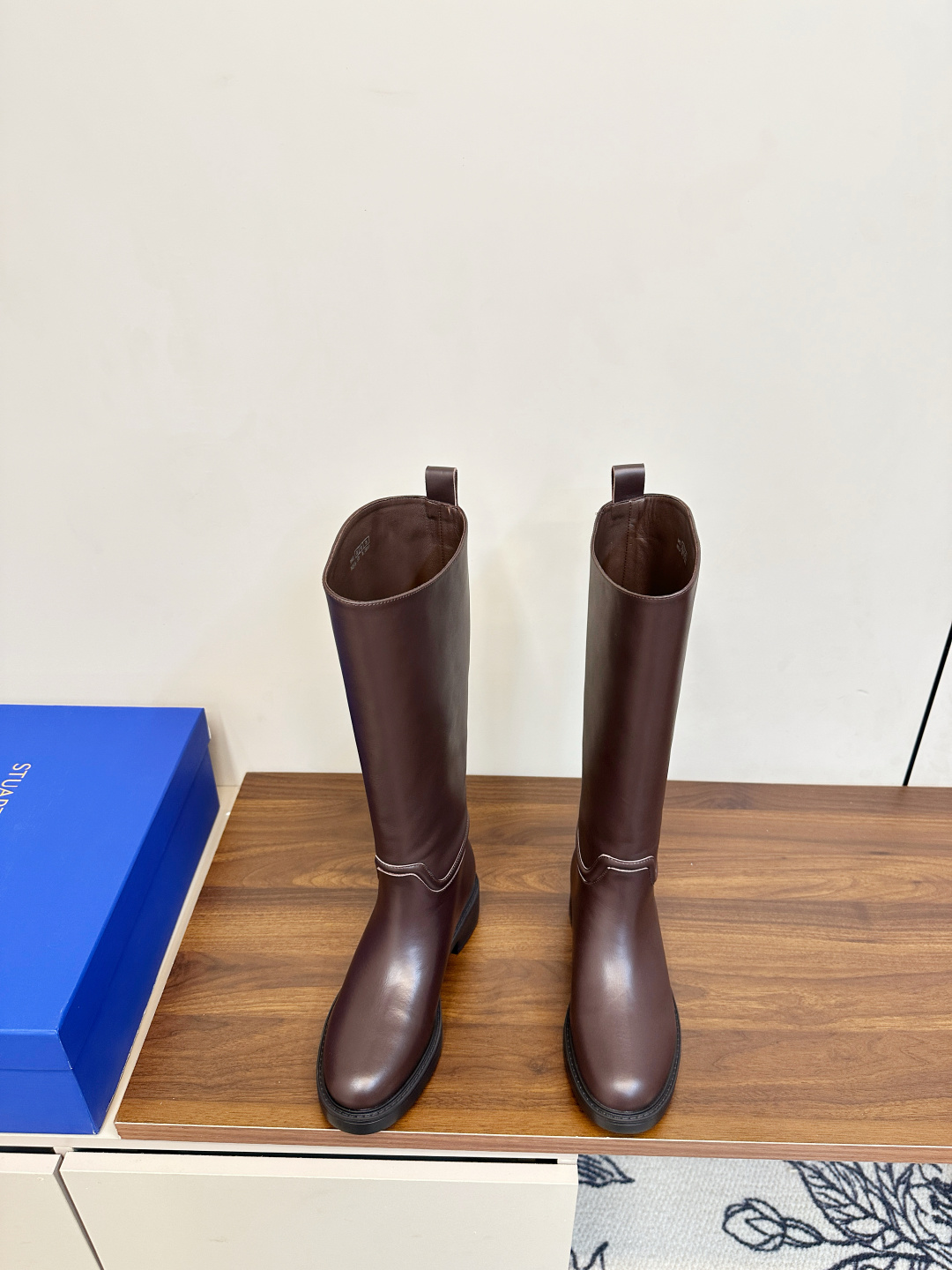 NO:593233,Stuart Weitzman SW new knight boots high boots SW original single channel good goods are unstoppable, Maillard color, so cool, light texture and comfortable fit for the leg, eye-catching thick expanded silhouette design with a series of materials, so that every step you take shows fashion, functionality and influence. The upper is calfskin, with growth lines on the surface, the pores are smaller than any leather, the feel is like a baby PP, the inner mixed sheepskin, original outsole, very practical  And it is very light and soft. Original molded rubber foam outsole. Size 35-40 (customized for 40). Packed in original box!  ,boots,stuart weitzman,boots,cowhide,sheepskin19860909Stuart Weitzman SW新款骑士靴 高靴 SW 原单渠道好货势不可挡, 美拉德色系,太酷了,质感轻盈且舒适贴合腿型,引人瞩目的粗扩廓形设计搭配一系列材质,令您的每一步均尽显时尚、功能性及影响力. 鞋面小牛皮,表面有生长纹,毛孔比任何皮都要小,婴儿小PP一样的手感, 内里混种羊皮,原厂大底,非常有实用性 而且很轻很软 原版开模橡胶发泡大底 尺码35-40（40订做）原盒包装！,靴子,stuart weitzman,boots,cowhide,sheepskin,Women's Shoes