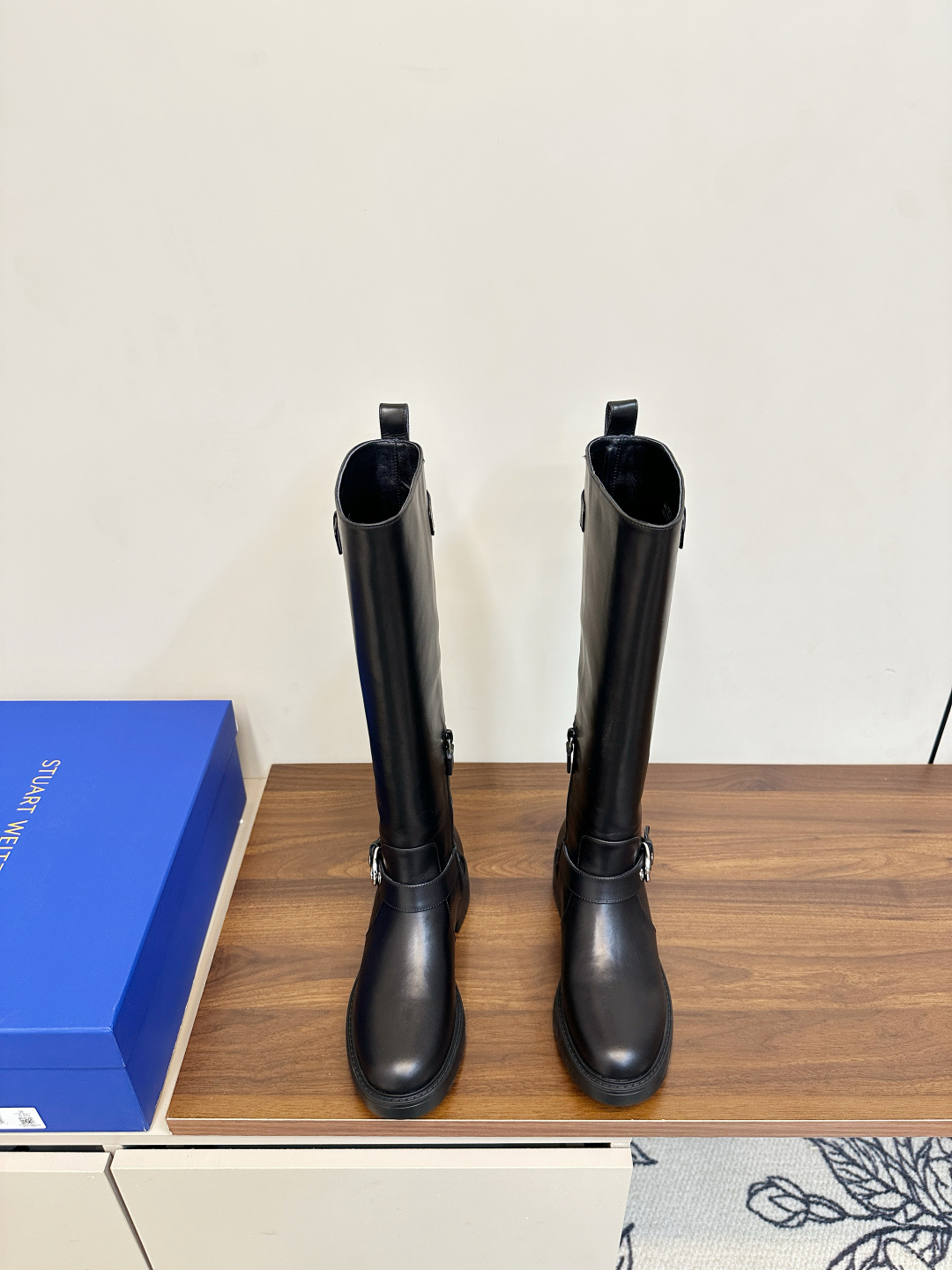 NO:593236,Stuart Weitzman SW's new knight boots, autumn and winter combat boots, SW's original single-channel good goods are unstoppable, Maillard color, so cool, light texture and comfortable fit for the leg, eye-catching thick expanded silhouette design with a series of materials, making your every step full of fashion, functionality and influence. The upper is calfskin, with growth lines on the surface, smaller pores than any leather, and feels like a baby's PP,  Mixed sheepskin lining, original outsole, very practical, very light and soft, original molded rubber foam outsole, size 35-40 (customized for 40), original box packaging!  ,boots,stuart weitzman,boots,cowhide,sheepskin19860909Stuart Weitzman SW新款骑士靴 秋冬战靴 SW 原单渠道好货势不可挡, 美拉德色系,太酷了,质感轻盈且舒适贴合腿型,引人瞩目的粗扩廓形设计搭配一系列材质,令您的每一步均尽显时尚、功能性及影响力. 鞋面小牛皮,表面有生长纹,毛孔比任何皮都要小,婴儿小PP一样的手感, 内里混种羊皮,原厂大底,非常有实用性 而且很轻很软 原版开模橡胶发泡大底 尺码35-40（40订做）原盒包装！,靴子,stuart weitzman,boots,cowhide,sheepskin,Women's Shoes