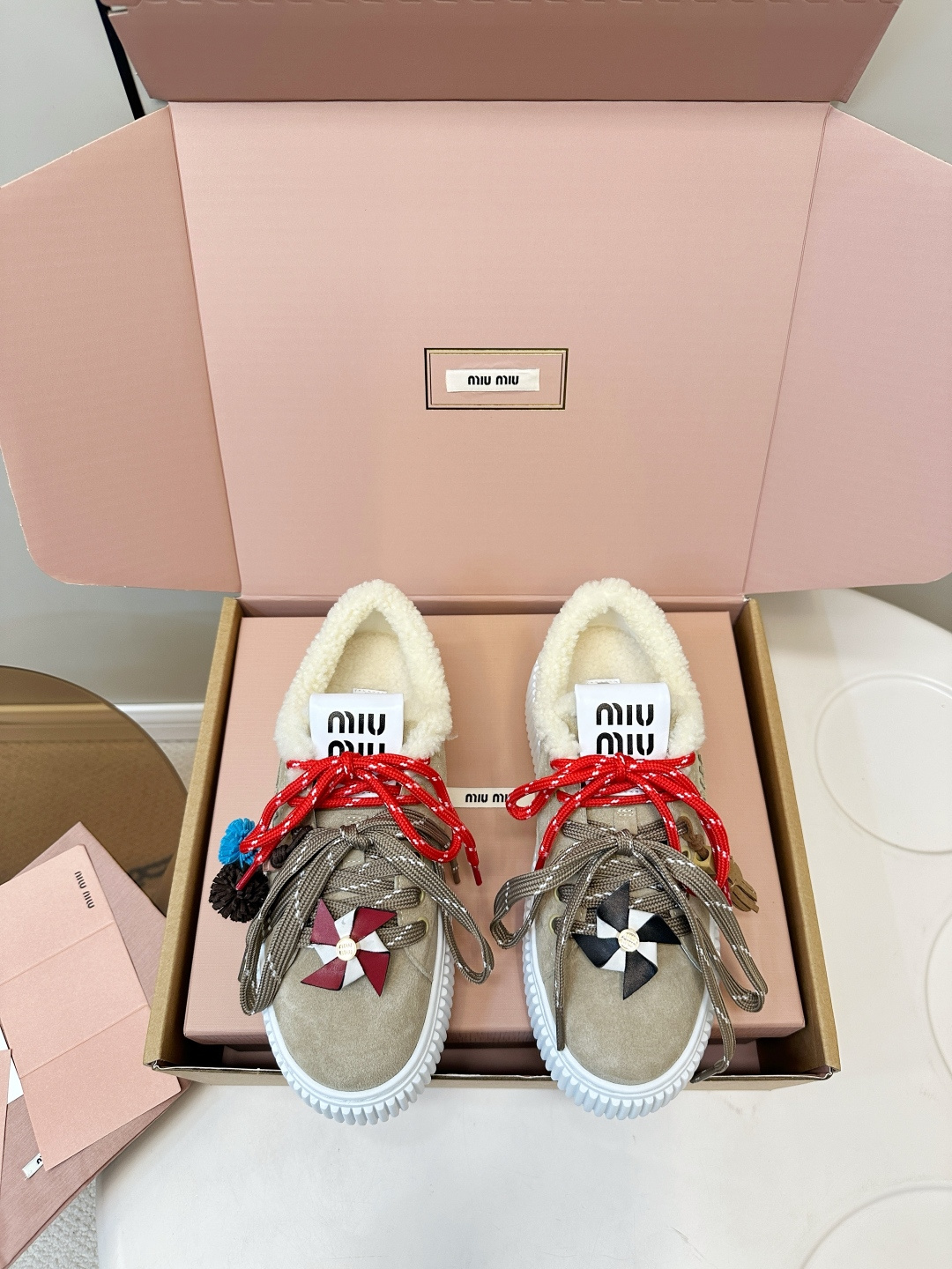 NO:593243,Top version (airplane box set) MIUMIU｜Miu Miu's new 3D embroidered thick-soled casual shoes, leather, mauri, top original fabrics with full texture, paired with classic 3D three-dimensional letter embroidery, and the embroidered logo is three-dimensional and full, instantly lighting up the overall look and making it highly recognizable!  IP ultra-light foam outsole!  It is light and highly elastic. Whether it is for daily outings or vacations, it can easily hold the scene. Wear it and you will be the most beautiful kid on the street!  Upper imported high-mercerized smooth cow suede, lining sheepskin lining/lamb wool lining, outsole IP foam outsole, size 35-40 (customized at 40.41), casual shoes/sports shoes, miumiu, sneakers, sheepskin19860909顶级版本（飞机盒套装） MIUMIU｜ 缪缪新品3D刺绣厚底休闲鞋 皮里,毛里 顶级原版面料质感满满,搭配经典3D立体字母刺绣,刺绣logog立体饱满,瞬间点亮整体造型,辨识度up！IP超轻发泡大底！轻盈高弹.无论是日常出街还是度假旅行,它都能轻松hold住场面. 穿上它,你就是街头最靓的崽！ 鞋面进口高丝光牛反绒 内里羊皮内里/羊羔毛内里 大底IP发泡大底 码数35-40（40.41订做）,休闲鞋/运动鞋,miumiu,sneakers,sheepskin,Women's Shoes