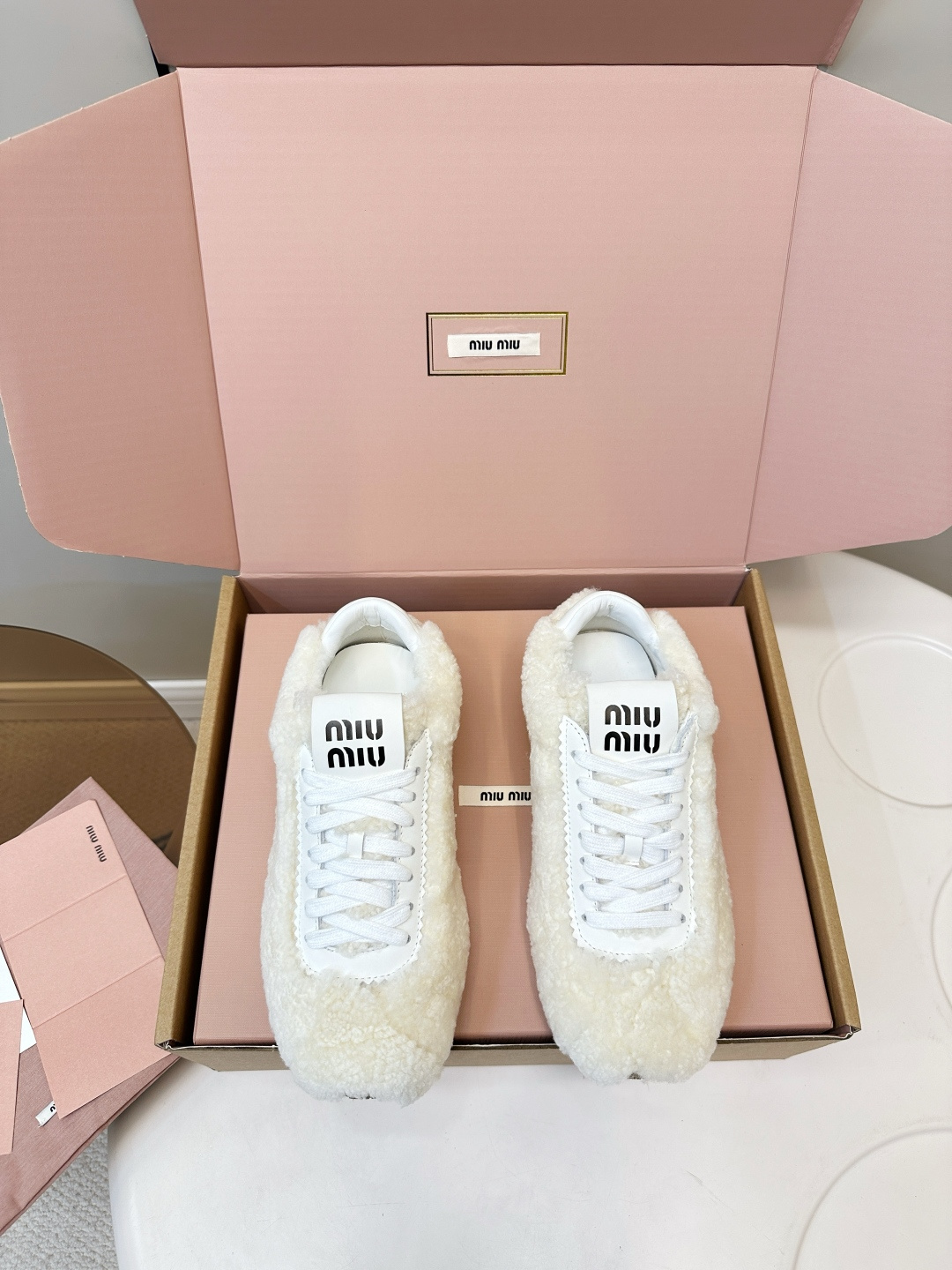 NO:593249,miumiu 25 new product plush moral training shoes!  (Airplane box) This timeless De Xun shoe, embossed with the Miu logo, highlights a unique classic style. Made of comfortable and warm wool, it is both warm and versatile in winter!  Pair it with various styles to show off your lazy style without losing style!  miumiu really understands women so well!  Lamb fur upper, sheepskin lining, molded rubber sole, size 35-40 (custom-made 40.41, casual shoes/sports shoes, miumiu, sneakers, sheepskin19860909miumiu 25新品 毛绒绒德训鞋！（飞机盒） 这款永不过时的德训鞋,压花Miu徽标,彰显别具一格的经典格调.舒适保暖的羊卷毛,冬天既能保暖又百搭！搭配各种风格尽显慵懒风又不失格调！miumiu真的是太懂女人了！ 鞋面羊羔毛皮毛一体 内里羊皮内里 开模橡胶底 码数35-40（40.41订做,休闲鞋/运动鞋,miumiu,sneakers,sheepskin,Women's Shoes