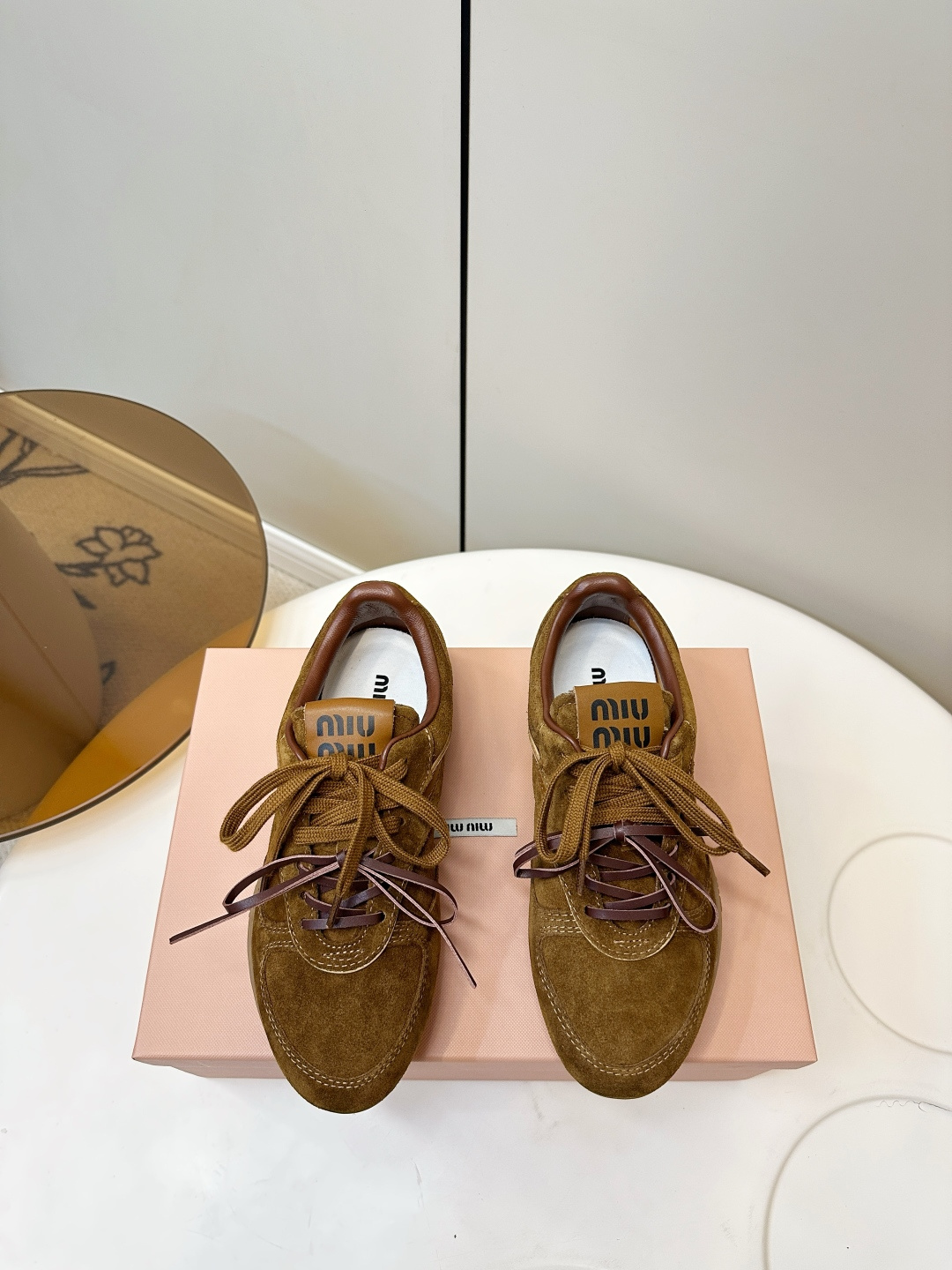 NO:593245,MIUMIU｜Miu Miu 25 autumn and winter Maillard color casual moral training shoes Miu Miu This pair of sneakers was revealed at the Miu Miu show and has since been launched on major purchasing official websites around the world. It is simple, casual and can reflect the beauty of tannins. The design of the whole pair of shoes is simple and fashionable, very light on the feet and versatile!  Fabric: Cow suede Lining: Sheepskin lining + technical cloth feet Original molded rubber outsole Size: Women 35-40 (customized at 40.41, casual shoes/sports shoes, miumiu, sneakers, sheepskin19860909MIUMIU｜缪缪25秋冬美拉德色系休闲德训鞋 Miu Miu 缪缪大秀上爆出的这双球鞋 后全球各大代购官网火爆上市. 简单很随意不羁又能体现单宁美感,整双鞋子设计简约时尚,上脚非常轻便 百搭！ 面料: 牛反绒 内里: 羊皮内里+科技布垫脚 原版开模橡胶大底 Size:女35-40（40.41订做,休闲鞋/运动鞋,miumiu,sneakers,sheepskin,Women's Shoes