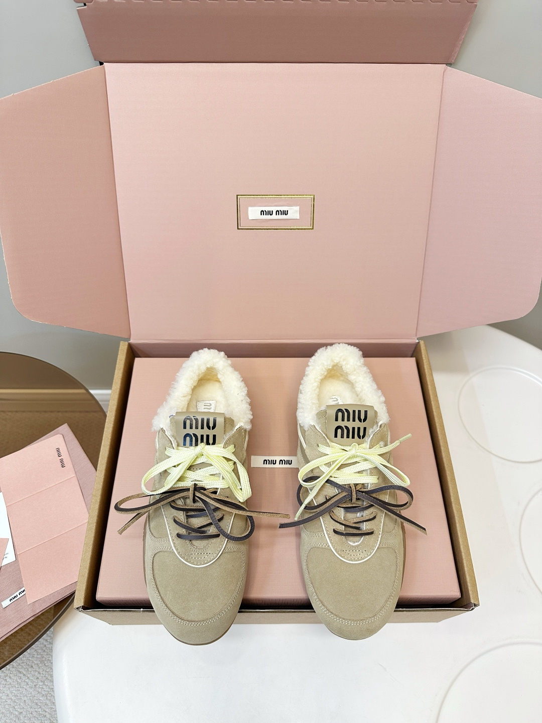 NO:593247,MIUMIU｜Miu Miu 25 Fall/Winter Maillard Color Casual Moral Shoes Wool Lined Miu Miu This pair of sneakers was revealed at the Miu Miu show and has since become popular on major purchasing official websites around the world. They are simple, casual and can reflect the beauty of tannins. The design of the whole pair of shoes is simple and fashionable, very light on the feet and versatile!  Fabric: Cow suede Lining: Sheepskin lining + technical cloth feet Original molded rubber outsole Size: Women 35-40 (customized at 40.41, casual shoes/sports shoes, miumiu, sneakers, sheepskin19860909MIUMIU｜缪缪25秋冬美拉德色系休闲德训鞋 羊毛里 Miu Miu 缪缪大秀上爆出的这双球鞋 后全球各大代购官网火爆上市. 简单很随意不羁又能体现单宁美感,整双鞋子设计简约时尚,上脚非常轻便 百搭！ 面料: 牛反绒 内里: 羊皮内里+科技布垫脚 原版开模橡胶大底 Size:女35-40（40.41订做,休闲鞋/运动鞋,miumiu,sneakers,sheepskin,Women's Shoes