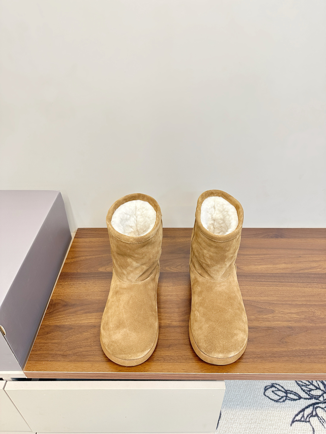 NO:593237,Balenciaga 25ss new snow boots. The top version of the super popular Balenciaga fur slides. A favorite among fashion bloggers and European and American celebrities. A must-have for winter. Stylish but not overly flamboyant. The nubuck leather upper. The real wool lining is particularly fluffy, soft and skin-friendly. The feet feel particularly comfortable. Exquisite hand-sewn stitching. The logo on the upper is full of high-end feeling. Original natural rubber non-slip and wear-resistant sole. Comes with the latest original packaging from the counter.  Size women's 35-40, snow boots, balenciaga, boots19860909巴黎世家 25ss新款雪地靴 顶级版本超火巴黎世家毛拖 时装博主与欧美明星大爱款 冬季必备款 时尚却不过分张扬 鞋面磨砂皮 内里真毛特别的蓬松柔软、亲肤 脚感特别舒服 精致的手工缝纫走线 鞋面logo高级感满满 原版天然橡胶防滑耐磨底 配专柜最新原包装 码数女35-40,雪地靴,balenciaga,boots,Women's Shoes