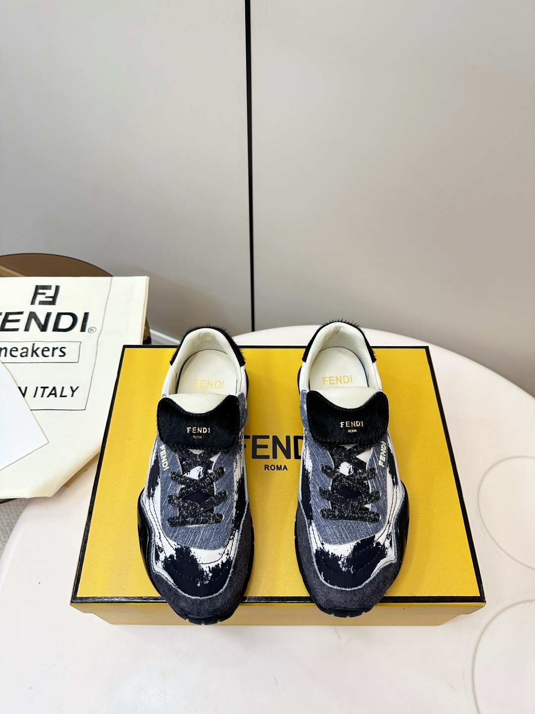 NO:593227,FENDI Fendi 25ss new Forrest Gump shoes, moral training shoes, sports shoes, couple models (men's size) FENDI color-blocking sports shoes!  The minimalist style is really the ultimate and so versatile!  You can wear it casually and look high-end, and the shoes are very lightweight!  Shopping without stress!  The biggest feature of this shoe is that it is incomparably comfortable on the foot. It is very light and does not feel weight-bearing. It does not require a running-in period. It is so comfortable that you feel like you are not wearing shoes. Your feet are like old friends. The upper is horse hair + cowhide + suede and the lining is sheepskin. Size 35-45, casual shoes/sports shoes, fendi, fendi, sneakers, cowhide, sheepskin19860909FENDI 芬迪25ss新品阿甘鞋 德训鞋 运动鞋 情侣款（男码） fendi拼色运动鞋！极简风格真的做到极致、实在太百搭！随便穿搭就可以很高级、鞋子很轻便！逛街暴走无压力！这鞋最大特点上脚无敌舒适、穿起来很轻盈没有负重感,无需磨合期、舒适到让你感觉没穿鞋一样、上脚就是老朋友, 鞋面 马毛+牛皮+绒面革 内里绵羊皮 size35-45,休闲鞋/运动鞋,fendi,fendi,sneakers,cowhide,sheepskin,Women's Shoes