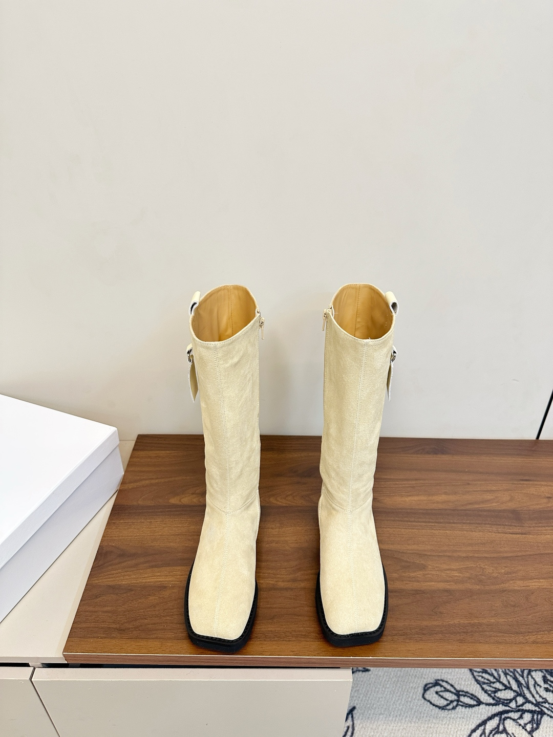 NO:593213,Maison Margiela MM6 25ss new autumn and winter Apple square toe combat boots, knight boots (leather surface MM6 tabi apple toe shoes and boots. The original lasted shoes are very generous and can be easily matched with various styles. The good news for short legs. The upper body instantly becomes longer legs in an instant. The brand nameplate embellishment allows the boots to be instantly sublimated. The feet are not bound by conventions, and you can be yourself as you like ~ Fried chicken on the feet is soft and comfortable  The upper is made of original imported cow suede/calf leather, the lining is cowhide, and the outsole is original customized foam combination outsole.19860909Maison Margiela 玛吉拉 MM6 25ss秋冬新款 苹果方头 战靴 骑士靴（皮面 MM6家tabi苹果头鞋靴 原版套楦鞋型很大方 搭配各种风格都轻松驾驭 小短腿的福音 上身瞬间秒变大长腿 品牌铭牌点缀 让靴子层次瞬间升华 上脚不被常规所拘束,随心所欲做自己～上脚炒鸡柔软舒适 鞋面采用原版进口牛反绒/小牛皮 内里垫脚牛皮 大底原版定制发泡组合大底 Size35-39（40定制不退不换）,靴子,masion margiela,boots,cowhide,Women's Shoes