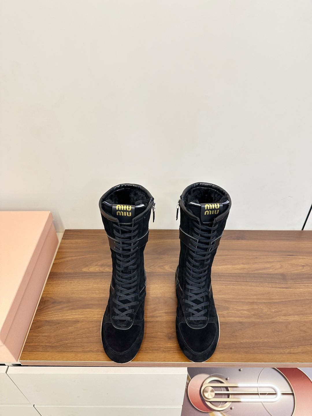 NO:593216,Miu Miu deerskin fashionable mid-calf wool boots, lace-up Martin boots. Miu Miu 25 autumn and winter plush mid-calf boots, soft plush + leather stitching, delicate texture and warm!  Perfect for autumn and winter wear. The geometric splicing of the upper + cross straps are full of design and layering. The rubber soles are non-slip and can be easily used for daily commuting or leisure. The height of the boot is just right, it modifies the leg shape and is comfortable. It goes well with short skirts or tights. It is practical and fashionable!  !  Fabric deerskin splicing, lining wool lining, padding sheepskin, outsole original molded rubber sole, size 35-40 (customized at 40.41), boots, miumiu, boots, skirts, sheepskin19860909Miu Miu 缪缪鹿皮时尚中筒羊毛靴 绑带马丁靴 Miu Miu 25秋冬毛绒中筒靴,柔软毛绒+皮革拼接,质感细腻又保暖！秋冬穿搭超合适o 鞋面几何拼接+交叉绑带,设计感满满,层次感十足,橡胶鞋底防滑,日常通勤或休闲都能轻松驾驭.靴筒高度刚好,修饰腿型又舒适,搭配短裙或紧身裤都很出彩,实用又时髦！！ 面料鹿皮拼接 内里羊毛内里 垫脚羊皮 大底原版开模橡胶底 码数35-40（40.41订做）,靴子,miumiu,boots,skirts,sheepskin,Women's Shoes