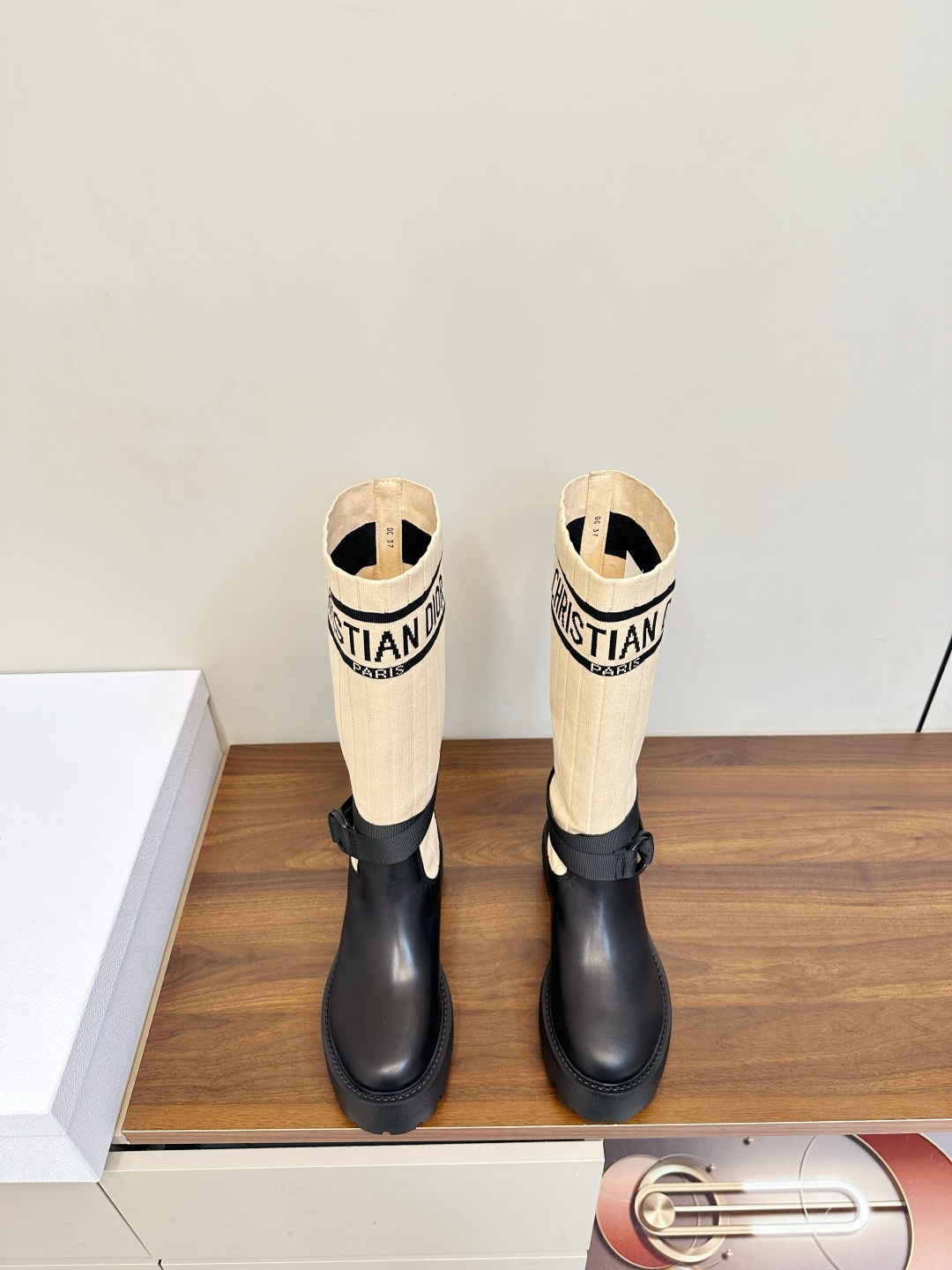 NO:593219,Dior 25 new autumn and winter knitted sock boots, mid-calf boots Dior's knitted sock mid-calf boots, black knitted + leather stitching, super stylish sock-like design!  'CHRISTIAN DIOR' letter web + functional wind buckle, full of details. Thick rubber soles, comfortable and high-end, super friendly for autumn and winter ~ It can be easily controlled whether it is tights or short skirts, and you can switch between sweet and cool girl styles at will!  Suitable for daily commuting and street style, practical and fashionable, it is a must-have popular item in autumn and winter!  Lining sheepskin, inner padding sheepskin, code number 35-40 (40.41 custom-made, non-returnable), boots, dior, boots, skirts, sheepskin, socks19860909Dior 25秋冬新品针织袜筒靴 中筒靴 Dior这款针织袜筒中筒靴,黑色针织+皮革拼接,袜子感设计超有型！“CHRISTIAN DIOR”字母织带+机能风扣带,细节满分. 厚底橡胶鞋底,舒适又增高,秋冬穿搭超友好～无论紧身裤还是短裙都能轻松驾驭,甜酷辣妹风随心切换！日常通勤、街头造型都能hold住,实用又时髦,是秋冬必入热门单品！ 内里羊皮内里垫脚羊皮 码数35-40（40.41订做不退换）,靴子,dior,boots,skirts,sheepskin,socks,Women's Shoes