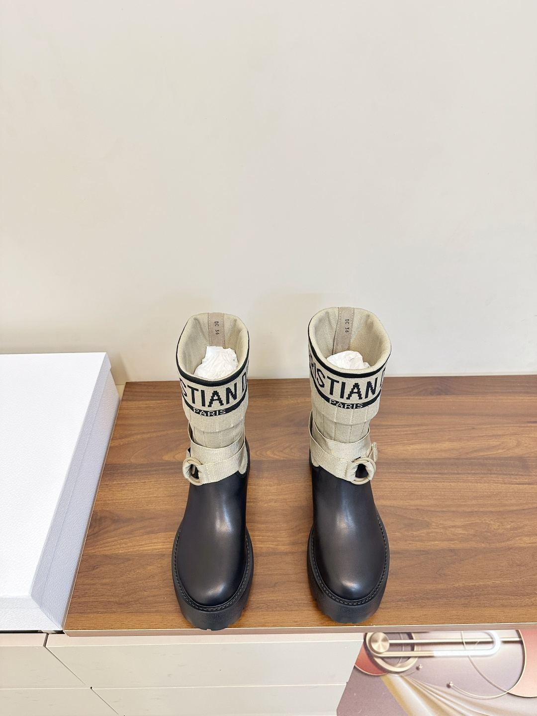 NO:593235,Dior 25 new autumn and winter knitted sock boots, mid-calf boots Dior's knitted sock mid-calf boots, black knitted + leather stitching, super stylish sock-like design!  'CHRISTIAN DIOR' letter web + functional wind buckle, full of details. Thick rubber soles, comfortable and high-end, super friendly for autumn and winter ~ It can be easily controlled whether it is tights or short skirts, and you can switch between sweet and cool girl styles at will!  Suitable for daily commuting and street style, practical and fashionable, it is a must-have popular item in autumn and winter!  Lining sheepskin, inner padding sheepskin, code number 35-40 (40.41 custom-made, non-returnable), boots, dior, boots, skirts, sheepskin, socks19860909Dior 25秋冬新品针织袜筒靴 中筒靴 Dior这款针织袜筒中筒靴,黑色针织+皮革拼接,袜子感设计超有型！“CHRISTIAN DIOR”字母织带+机能风扣带,细节满分. 厚底橡胶鞋底,舒适又增高,秋冬穿搭超友好～无论紧身裤还是短裙都能轻松驾驭,甜酷辣妹风随心切换！日常通勤、街头造型都能hold住,实用又时髦,是秋冬必入热门单品！ 内里羊皮内里垫脚羊皮 码数35-40（40.41订做不退换）,靴子,dior,boots,skirts,sheepskin,socks,Women's Shoes