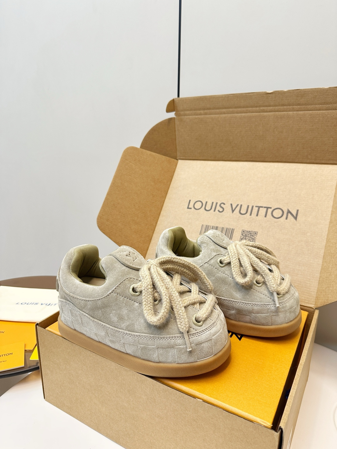 NO:613049,Louis Vuitton 25ss couple's style ugly and cute bread shoes, lace-up style, LV co-branded nigo YETI chubby shoes, ugly and cute, many Internet celebrities have put on the show, classic and versatile item, imported cow suede, high-grade elastic mesh inside, original open mold outsole, size women's 35-41 (custom-made for women 41), men's 39-46 (custom-made 45-46), furry shoes, louis  vuitton,louis vuitton19860909Louis Vuitton 25ss情侣款丑萌面包鞋 系带款 LV联名nigo YETI 胖丁 丑萌,众多网红明星纷纷开秀上脚 , 经典百搭的单品 面料进口牛反绒 内里高级弹力网布 原版开模大底 码数女装35-41(女41定做), 男装39-46(45-46定做),毛毛鞋,louis vuitton,louis vuitton,Women's Shoes