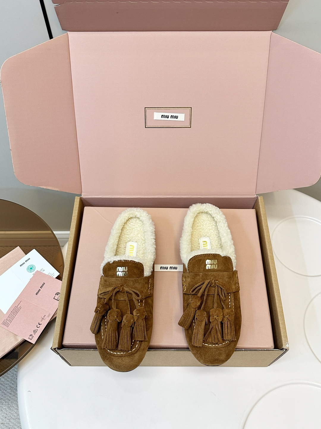 NO:593226,Top quality (airplane box) MiuMiu/Miu Miu 2025ss autumn and winter tassels Fashionable wool lazy half-flops New for autumn Suede tassel loafers Medieval beauty The new version of suede loafers is not basic. The tassel design has a retro Zen feeling. You must have Ha V this autumn. These timeless suede leather driving shoes are decorated with bronzing Miu micro logo design, showing a unique classic style.  High-quality deerskin upper, rubber outsole, lamb wool lining, size 35-40 (customized for 40, 41), semi-smooth fur shoes, miumiu, loafers, chamois leather19860909顶级品质（飞机盒） MiuMiu/缪缪2025ss秋冬 流苏 时尚羊毛懒人半拖 秋上新 麂皮流苏乐福鞋 中古美感 新版型麂皮乐福鞋不基础 流苏设计带着一点复古的禅意的感觉 这个秋天一定要拥有哈V 这款永不过时的反绒皮驾车鞋饰有烫金Miu微标设计,彰显别具一格的经典格调. 鞋面优质鹿皮 大底橡胶底 内里羊羔毛 码数35-40（40、41订做）,半拖毛毛鞋,miumiu,loafers,chamois leather,Women's Shoes