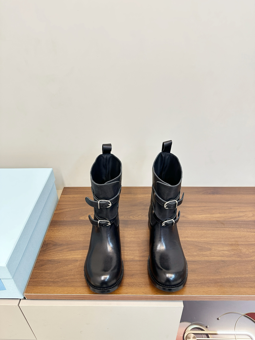 NO:593223,Prada Double Buckle Martin Boots Fashionable Stacked Boots Loose Short Boots Prada 2025 Autumn and Winter Double Buckled Western Stacked Boots, made of vegetable-tanned washed calfskin, soft and wrinkled texture, retro and old-fashioned, with a super atmosphere. Double buckle design on the boot shaft, full of knight style, thick heels and thick soles to walk steadily and show long legs!  Whether paired with jeans or a skirt, you can easily create a fashionable autumn and winter look, versatile and stylish. Fabric: Vegetable-tanned washed calfskin, sheepskin lining, genuine leather combination outsole, size 35-40 (40.41 custom-made, boots, prada, prada, boots, skirts, jeans, cowhide, sheepskin19860909Prada 普拉达双扣带马丁靴 时尚堆堆靴 松垮短靴 Prada 2025秋冬双扣带西部堆堆靴,选用植鞣水洗小牛皮,质感柔软有褶皱,复古做旧超有氛围感 .靴筒双搭扣设计,骑士风满满,粗跟厚底走路稳又显腿长！无论配牛仔裤还是裙装,都能轻松打造秋冬时髦造型,百搭又有型 面料植鞣水洗小牛皮 内里羊皮内里 真皮组合大底 码数35-40（40.41订做,靴子,prada,prada,boots,skirts,jeans,cowhide,sheepskin,Women's Shoes