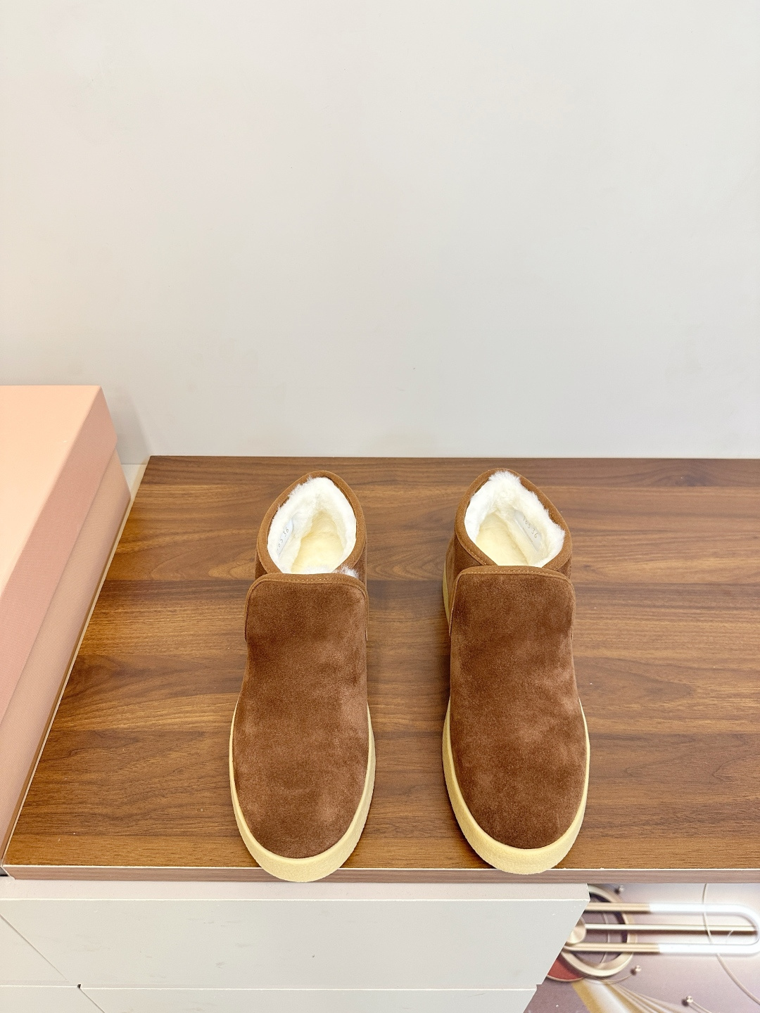 NO:627685,MiuMiu25ss Milan catwalk style wool short boots Snow boots P Miu Miu autumn and winter series plaid wool short boots, classic brown and black and white plaid, wool blend material is soft and warm, perfect for autumn and winter!  Thick rubber soles are non-slip and comfortable, making them easy to handle for daily commuting or leisure time!  . The boot shaft is moderate in height, warm and not bloated. The plaid + thick sole design is very fashionable. It goes well with skirts or loose pants, and can easily create a modern and diverse style. The upper is made of high-mercerized smooth velvet/plaid cloth, the lining is real wool, and the original molded rubber sole. The size is 35-40 (customized in 40), snow boots, miumiu, boots, skirts19860909MiuMiu25ss米兰走秀款羊毛短靴 雪地靴Ｐ Miu Miu 秋冬系列格纹羊毛短靴,经典棕黑白格纹,羊毛混纺材质柔软又保暖,秋冬穿超合适！ 厚底橡胶鞋底,防滑又舒适,日常通勤或休闲都能轻松驾驭！.靴筒高度适中,保暖不臃肿,格纹+厚底设计超有时尚感, 搭配裙装或宽松裤都很出彩,轻松打造现代多元风格 . 鞋面高丝光牛反绒/格子布 内里真羊毛 原版开模橡胶底 码数35-40（40订做）,雪地靴,miumiu,boots,skirts,Women's Shoes