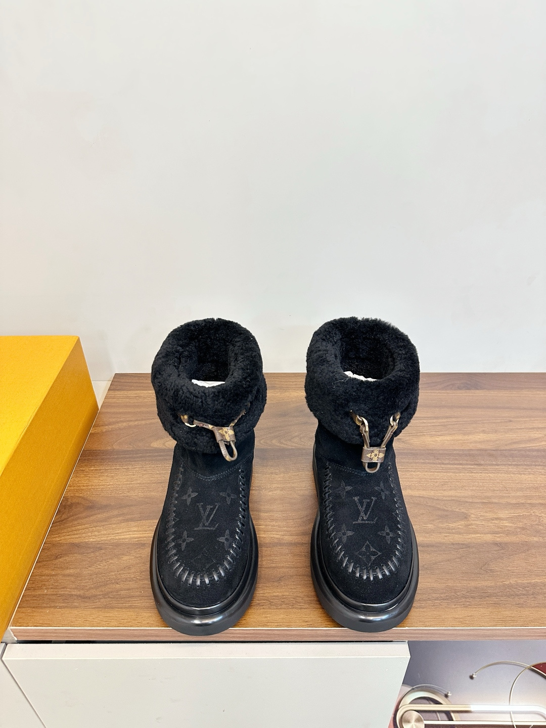 NO:613046,Louis Vuitton｜Louis Vuitton 25th New Ski Series Snow Boots Made of suede cow leather with a velvet texture, paired with a soft and warm shearling lining. The letter stitching on the upper and the inscribed buckle on the adjustable laces enrich the brand details. The lightweight micro outsole completes the trendy style. The fabric is made of original imported first-layer cowhide. The lining is wool and the original molded outsole.  Size 35-39 (40.41 custom-made, non-returnable), snow boots, louis vuitton, louis vuitton, boots, cowhide19860909Louis Vuitton｜路易威登 25新品滑雪系列 雪地靴 以绒面牛皮革呈现丝绒质感 搭配柔暖羊毛皮内衬 鞋面的 字母缝线和可调节鞋带的铭纹搭扣共同丰富品牌细节 轻盈微型外底完善潮流格调 面料采用原版进口头层牛皮 内里垫脚羊毛 原版开模大底 码数35-39（40.41定做不退换）,雪地靴,louis vuitton,louis vuitton,boots,cowhide,Women's Shoes