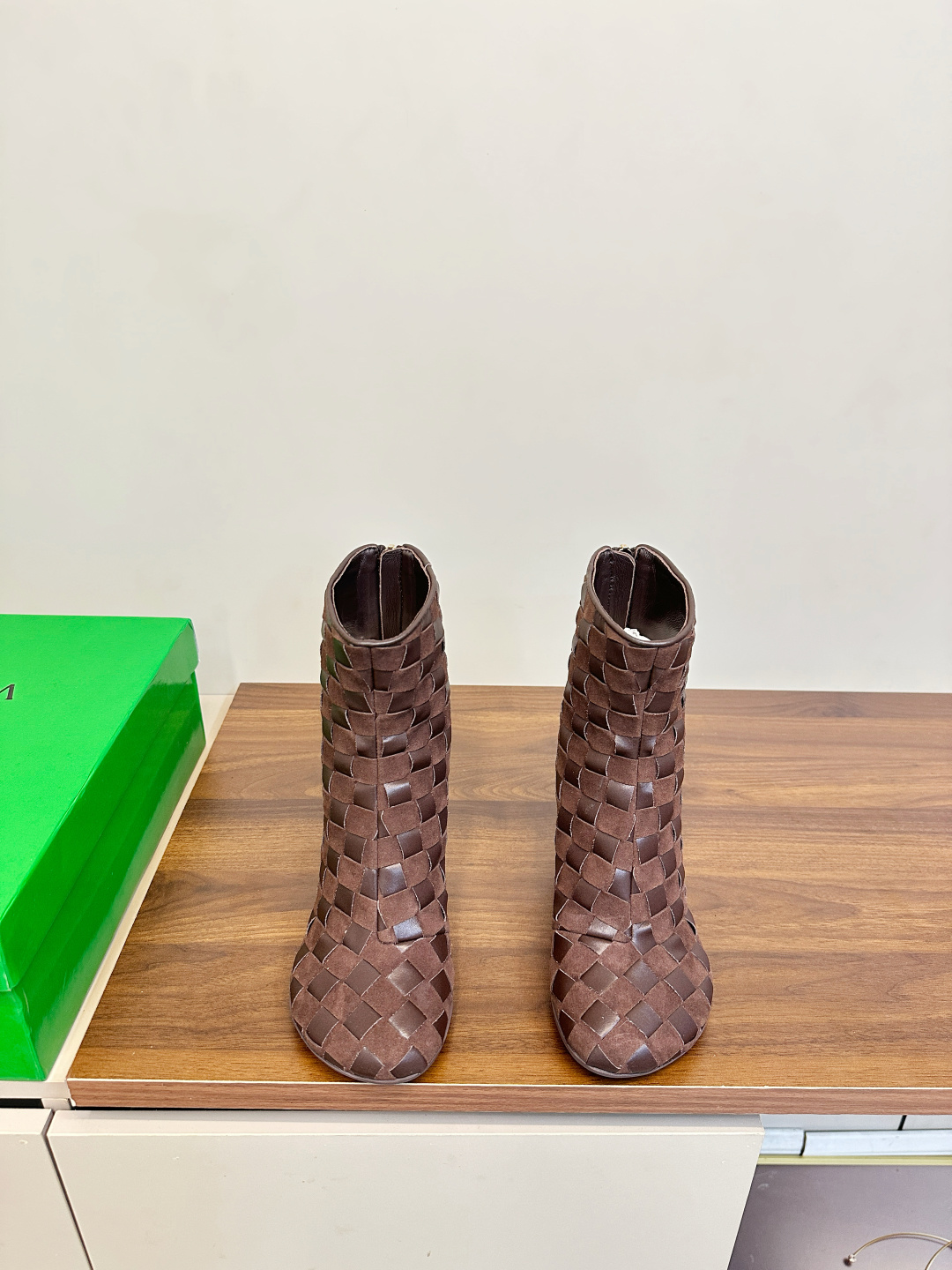 NO:613034,Bottega Veneta BV Atomic series woven high-heeled short boots This round toe, wide flat streamlined head shape, another popular trend today, ceiling, hand-woven, exquisite round heel, wrapped fabric, same color heel leather, carefully designed, never sloppy, durable and comfortable, hand-sewn rear zipper closure design, sexy and comfortable, original hand-woven material, sheepskin lining is used for the foot pads, comfortable and high-end, the outsole is made from the original mold, consistent TPU outsole, heel height 8cm  Size 35-40 (customized at 40.41.42), boots, bottega veneta, tom ford, bottega veneta, boots, sheepskin19860909Bottega Veneta BV Atomic系列编织高跟短靴  这款圆头 宽扁的流线头型 当今流行的又一趋势 天花板啦 手工编织而成 精致圆形跟 包裹面料 同色跟皮 用心设计 绝不马虎 耐穿舒适 手工缝制后拉链开合设计 性感舒适 原版手工编织材质 垫脚内里选用羊皮内里舒适高端 大底选用原版开模 一致的TPU大底 跟高8cm 码数35-40（40.41.42订做）,靴子,bottega veneta,tom ford,bottega veneta,boots,sheepskin,Women's Shoes