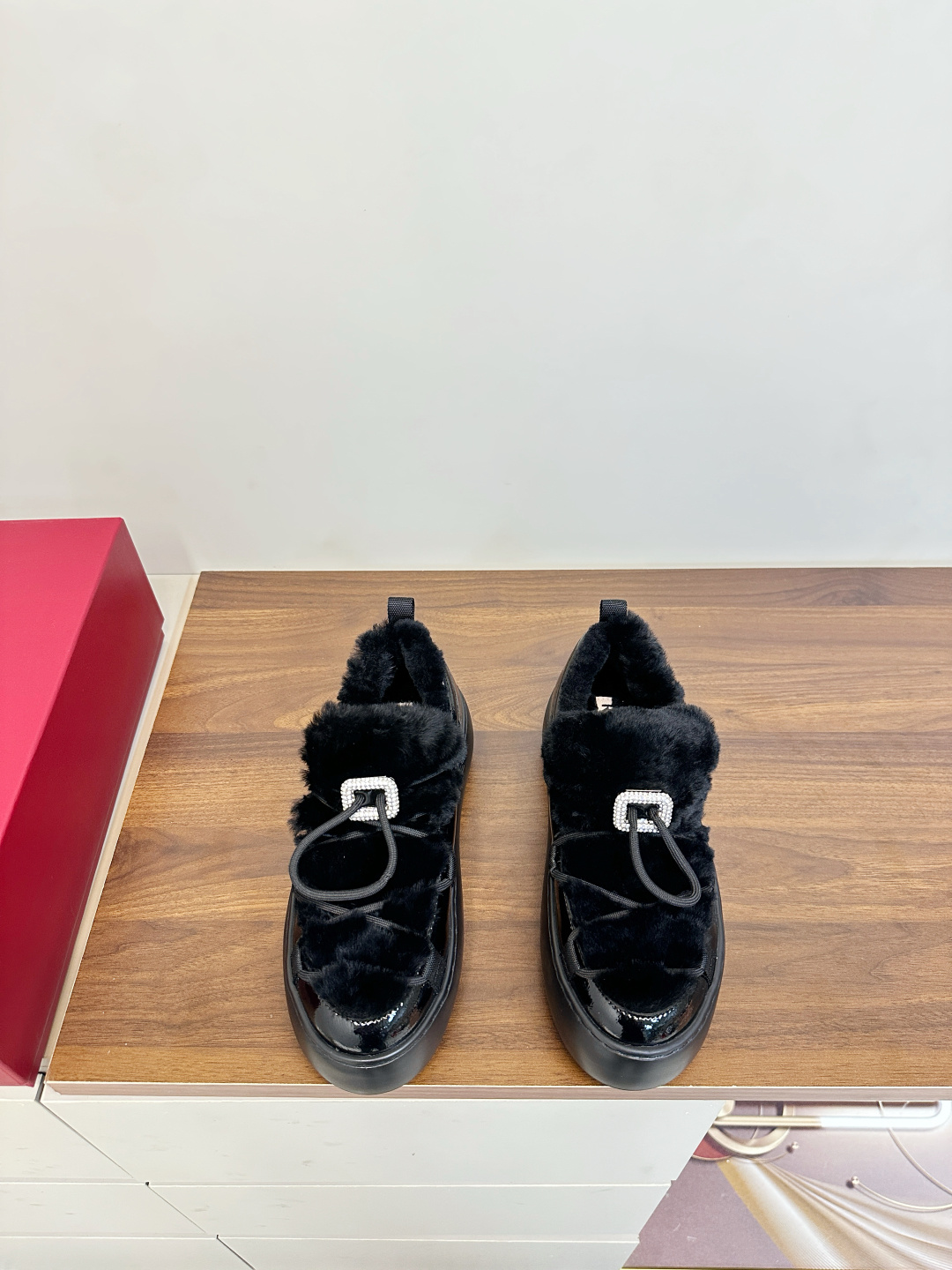 NO:613030,RogerVivien 25 latest RV wool loafers are lightweight in design and feel comfortable on the feet, just like walking on a yoga mat. The five-centimeter outsole is made of lightweight EVA material, which easily adds Vivian style to casual outfits. The shoe shape is rounded, and the drawstring design is embellished with diamond buckles, adding a sense of fashion. Suitable for autumn and winter, it is warm and versatile. The upper is made of suede leather and lamb wool, and the lining is soft and fluffy.  The soles are made of lightweight and flexible EVA material to provide a comfortable experience C. Size 35-40 (customized to 40), loafers, roger vivor, loafers19860909RogerVivien 25最新款RV 羊毛款乐福鞋 毛毛鞋 设计轻便,脚感舒适,宛如走在瑜伽垫上,五厘米外底以轻质EVA材质制成,轻松为休闲装束增添维维亚风情.鞋型圆润,抽绳设计点缀闪钻饰扣,增添时尚感.适合秋冬季节穿着,既保暖又百搭. 鞋面采用绒面皮革与羊羔毛结合,内里柔软蓬松, 鞋底采用轻质柔韧EVA材质,提供舒适体验C. 码数35-40（40订做）,乐福鞋,roger vivier,loafers,Women's Shoes