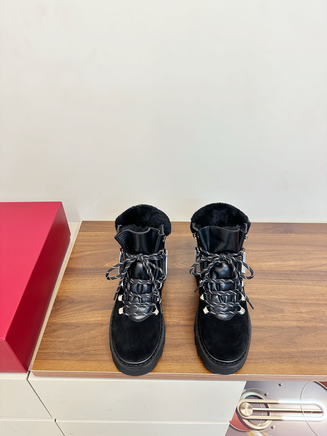 NO:613026,Roger Vivier Viv’ Rangers Truck boots are fashionable wool Martin boots with iconic metal square buckles + plush cuffs, full of autumn and winter atmosphere. Practical and design-conscious, a must-have for autumn and winter. The EVA thick sole is about 5cm, which is taller and lighter, non-slip and wear-resistant, and is OK for commuting and outdoor use!  Sand-colored boots with gold buckles, versatile and stylish, made of imported cow suede, the tongue is calfskin, and the lining and insole are made of wool, which is warm and comfortable. Available in sizes 35-40, boots, roger vivor, boots, cowhide, chamois leather19860909Roger Vivier Viv’ Rangers Truck靴 时尚羊毛马丁靴 标志性金属方扣+毛绒翻边,秋冬氛围感满满.实用又有设计感,秋冬必入 EVA厚底约5cm,增高又轻盈,防滑耐磨,通勤户外都OK！沙色靴身配金色扣,百搭不挑风格, 采用进口牛麂皮,鞋舌为小牛皮, 内里和鞋垫都是羊毛,保暖又舒适. 35-40码可选,,靴子,roger vivier,boots,cowhide,chamois leather,Women's Shoes