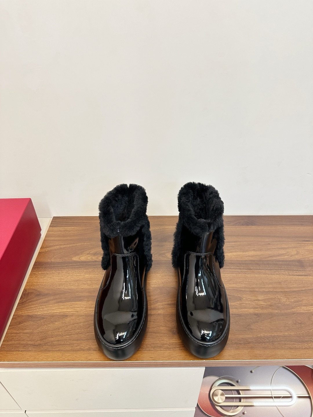 NO:627689,Roger Vivier Viv up snow boots Fashionable wool short boots RV Viv up snow boots, new style for autumn and winter, glossy patent leather + virgin wool plush, soft and fluffy texture. Thick-soled EVA material, increased by about 5cm, light and elastic, super comfortable to wear. Diamond buckle design is exquisite and brand-conscious, black classic and versatile, suitable for daily commuting or winter travel. Slip-on design, easy to put on and take off, practical and fashionable, it is a must-have fashion item in autumn and winter.  Size 35-40 (40 customized), boots, roger vivor, boots19860909Roger Vivier Viv up雪地靴 时尚羊毛短靴 RV Viv up雪地靴,秋冬新款,亮面漆皮＋初剪羊毛毛绒,质感柔软蓬松.厚底EVA材质,增高约5cm,轻盈弹性,穿着超舒适人.钻扣设计精致又有品牌感,黑色经典百搭,日常通勤或冬季出行都很适合.一脚蹬设计,穿脱方便,实用又时髦,是秋冬必入的时尚单品》. 码数35-40（40订做）,靴子,roger vivier,boots,Women's Shoes