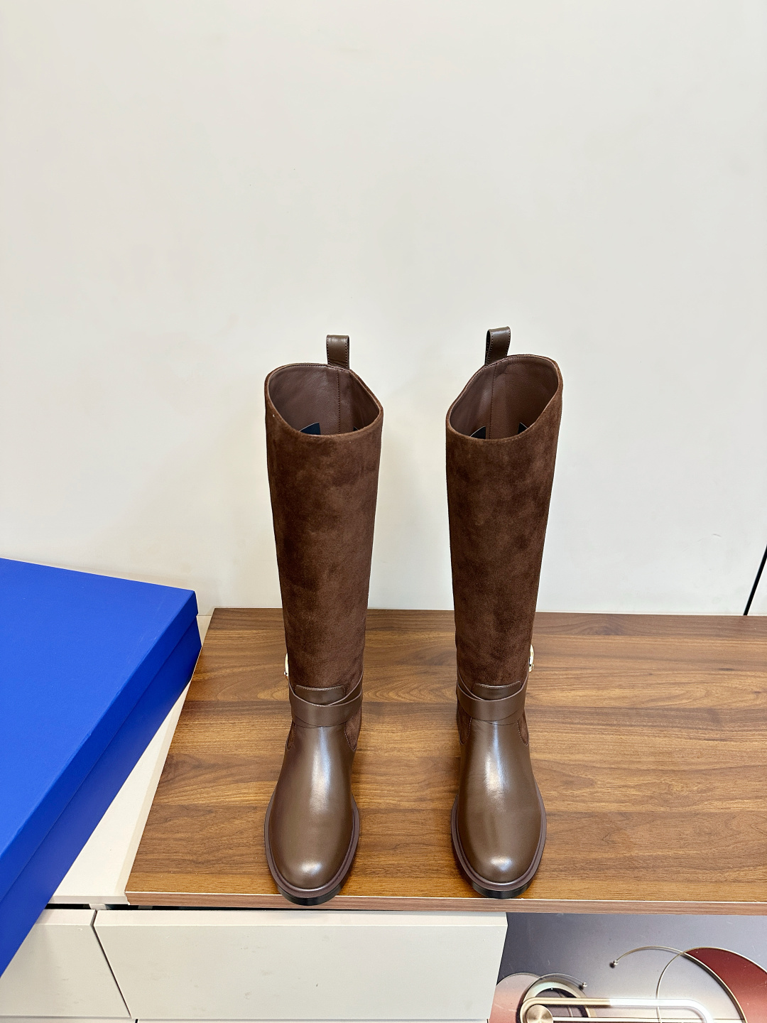 NO:627694,Stuart Weitzman SW new knight boots, high boots SW, the original single channel is unstoppable, the Maillard color is so cool, the texture is light and comfortable to fit the leg shape, the eye-catching thick expanded silhouette design is matched with a series of materials, making your every step full of fashion, functionality and influence. The upper is calfskin stitched with deerskin, the lining is mixed sheepskin, the original outsole, very practical and very light and soft, the original open-molded TPU rubber sole  Size 35-40 (40 customized) original box packaging!  ,boots,stuart weitzman,boots,cowhide,sheepskin19860909Stuart Weitzman SW新款骑士靴 高靴 SW 原单渠道好货势不可挡, 美拉德色系,太酷了,质感轻盈且舒适贴合腿型,引人瞩目的粗扩廓形设计搭配一系列材质,令您的每一步均尽显时尚、功能性及影响力. 鞋面小牛皮拼接鹿皮 内里混种羊皮,原厂大底,非常有实用性 而且很轻很软 原版开模TPU橡胶底 尺码35-40（40订做）原盒包装！,靴子,stuart weitzman,boots,cowhide,sheepskin,Women's Shoes