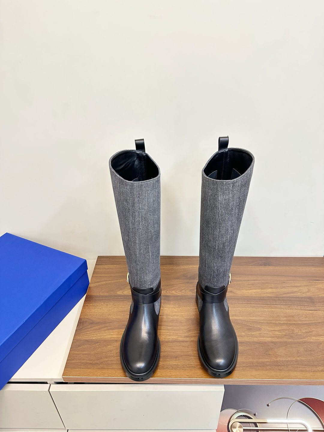 NO:627699,Stuart Weitzman SW new knight boots, high boots SW, the original single channel is unstoppable, the Maillard color is so cool, the texture is light and comfortable to fit the leg shape, the eye-catching thick expanded silhouette design is matched with a series of materials, making your every step full of fashion, functionality and influence. The upper is calfskin spliced with linen canvas, the lining is mixed sheepskin, the original outsole, very practical and very light and soft, the original open-molded TPU rubber sole  Size 35-40 (40 customized) original box packaging!  ,boots,stuart weitzman,boots,cowhide,sheepskin19860909Stuart Weitzman SW新款骑士靴 高靴 SW 原单渠道好货势不可挡, 美拉德色系,太酷了,质感轻盈且舒适贴合腿型,引人瞩目的粗扩廓形设计搭配一系列材质,令您的每一步均尽显时尚、功能性及影响力. 鞋面小牛皮拼接亚麻帆布 内里混种羊皮,原厂大底,非常有实用性 而且很轻很软 原版开模TPU橡胶底 尺码35-40（40订做）原盒包装！,靴子,stuart weitzman,boots,cowhide,sheepskin,Women's Shoes