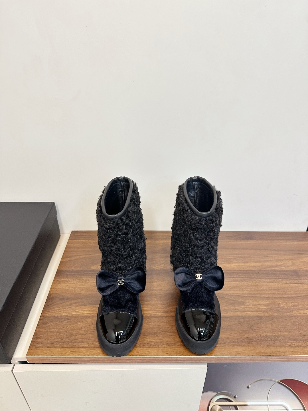 NO:627705,Chanel Xiaoxiang Bow Plush Booties are a must-have item for autumn and winter!  !  Chanel's hot-selling Tuscan fur boots for autumn and winter are highly recommended by Xiaohongshu. They look good no matter how you match them. They are a must-have for fashion. Ms. Chanel loves simplicity and is irresistible to match them to show her unique style. Follow Grandma's fashion steps!  !  !  Zoom in on the exquisite details. Patent leather upper + calfskin + Tuscan wool. Sheepskin lining. Wear-resistant velvet foam rubber sole. Size 35-39 (order 40/41), boots, chanel, chanel, boots, cowhide, sheepskin19860909Chanel 小香蝴蝶结毛绒短靴秋冬季必备单品！！ 香奈儿秋冬重工爆款托斯卡纳毛靴 小红书力推款,怎么搭配都好看,时髦精必备,香奈儿女士钟爱简约又难以抗拒搭配展现与众不同的穿搭风格、跟紧香奶奶时尚步伐！！！ 精致细节放大看 鞋面漆皮+小牛皮+托斯卡纳羊毛 内里羊皮 耐磨绒发泡橡胶底 码数35-39（40/41订）,靴子,chanel,chanel,boots,cowhide,sheepskin,Women's Shoes